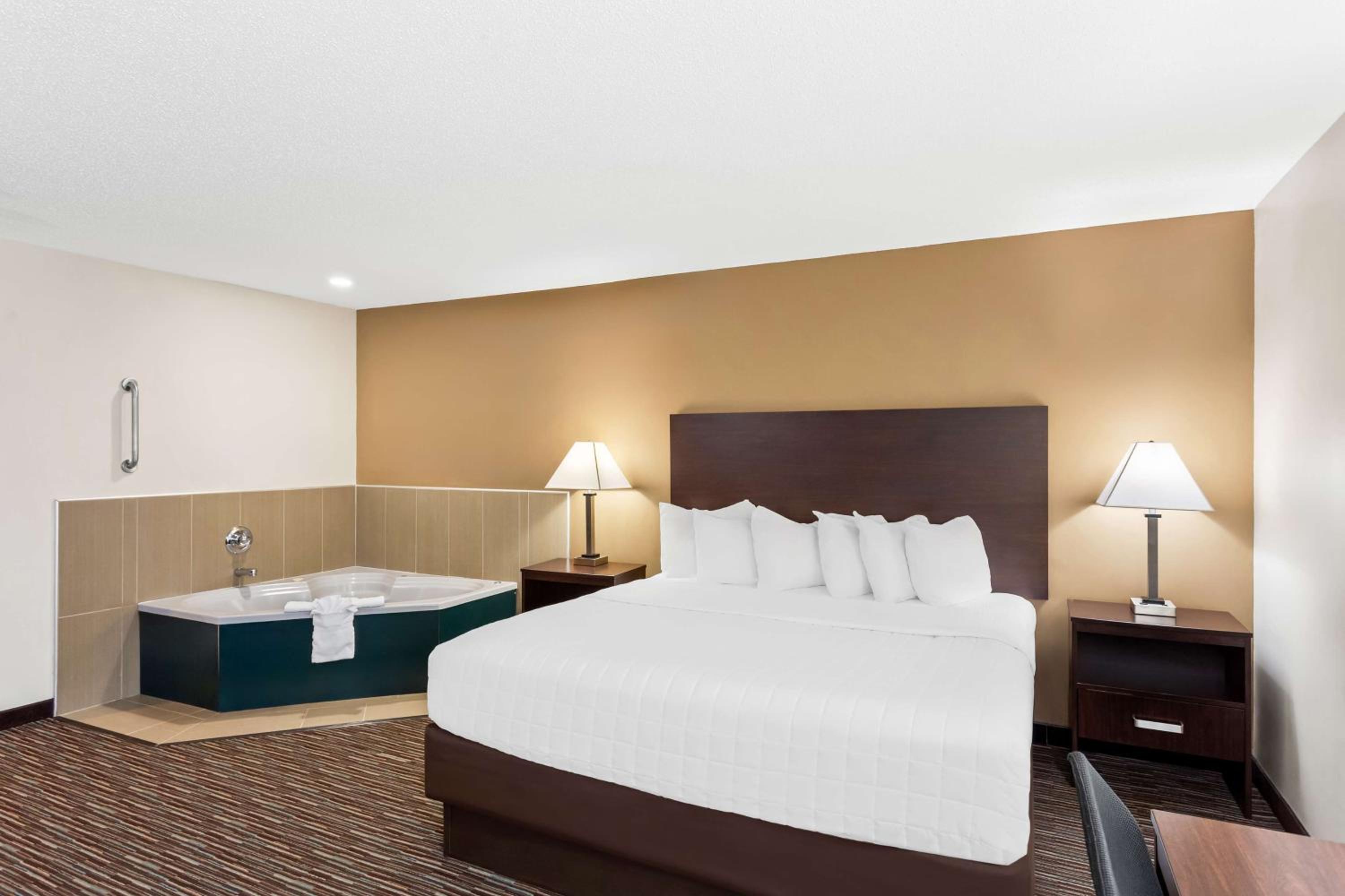 King Room with Spa Bath - Non-Smoking - Photo 4