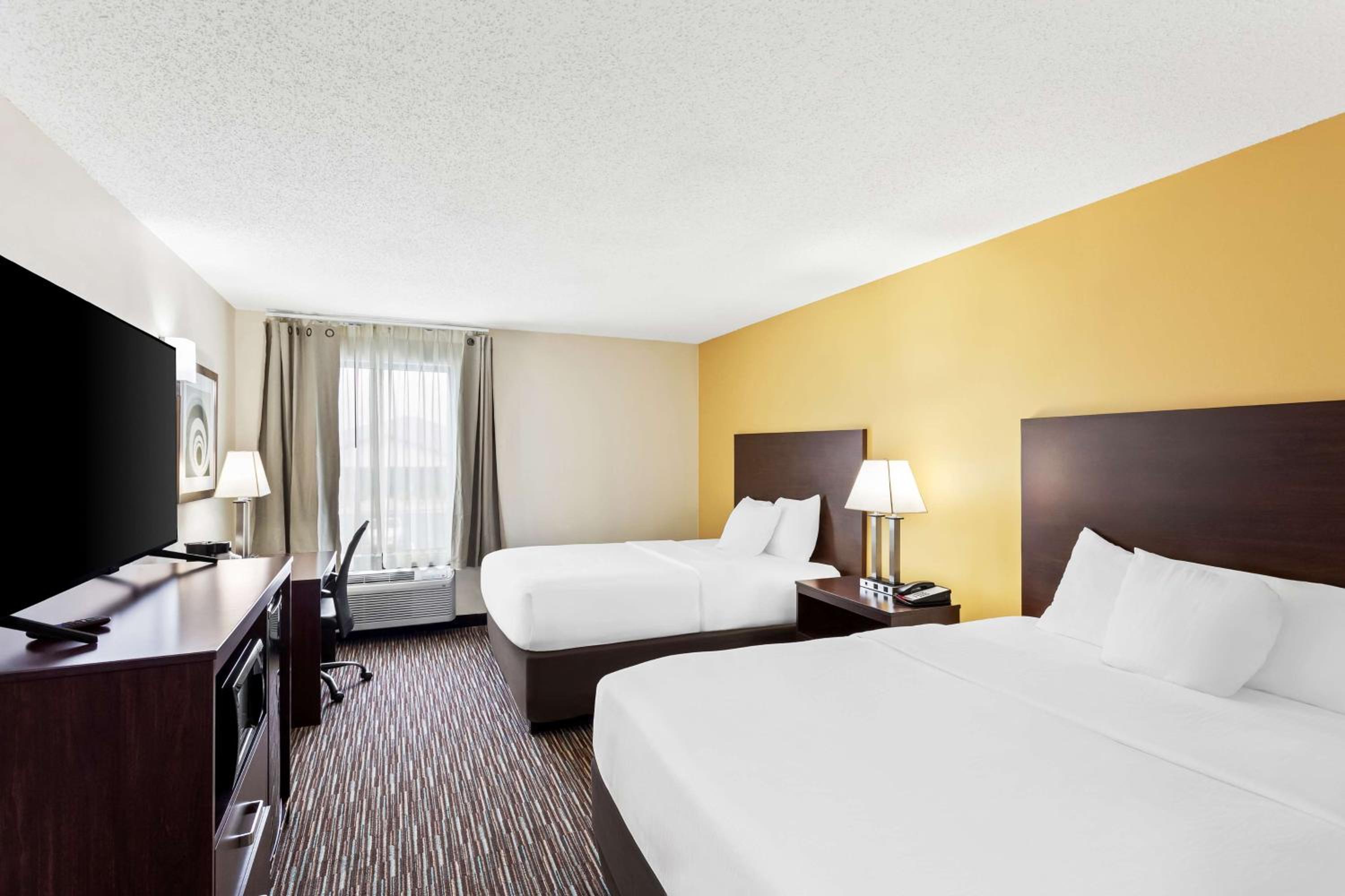 Queen Room with Two Queen Beds - Non-Smoking - Photo 1
