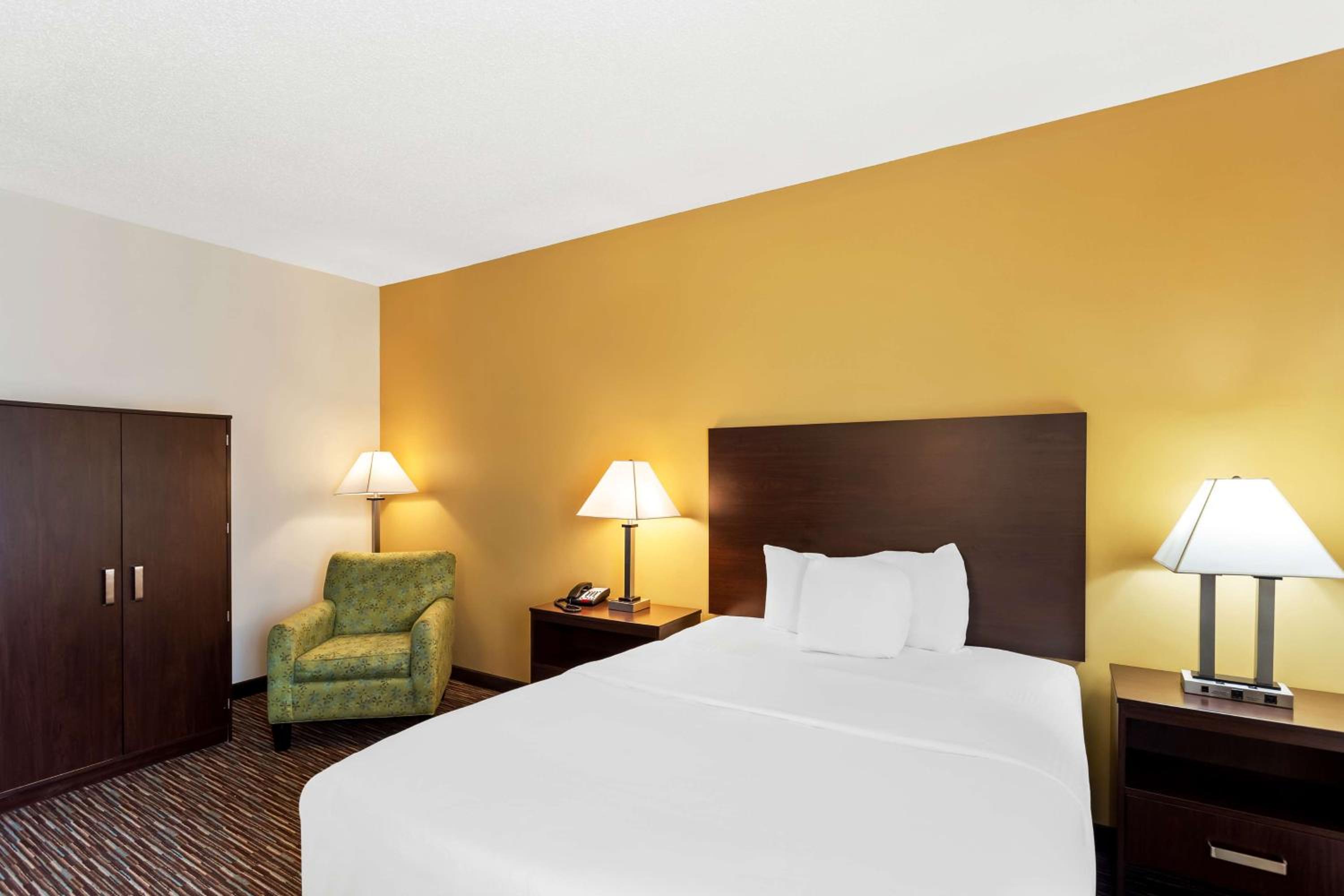 Queen Room - Non-Smoking - Photo 2