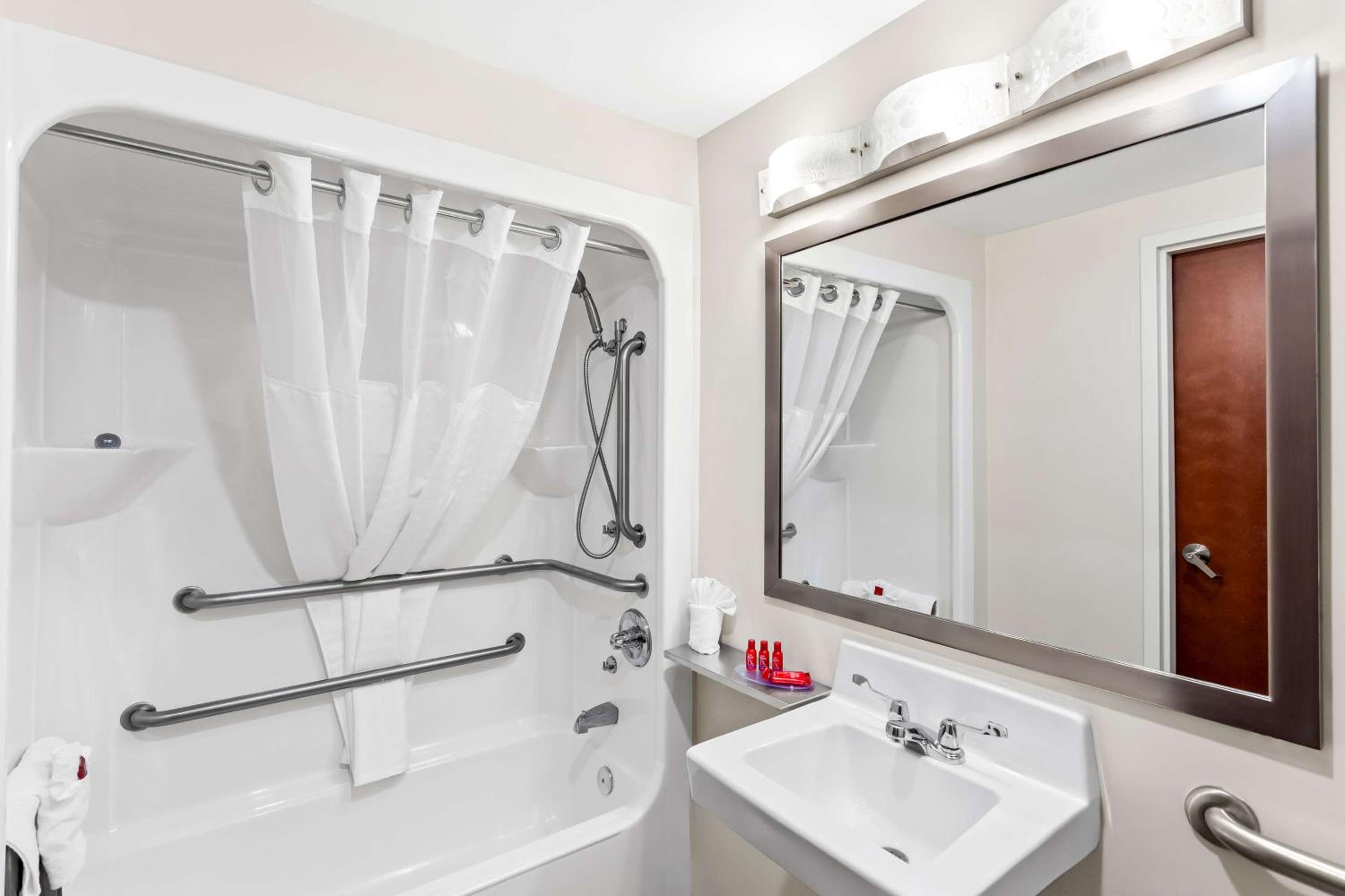 Queen Room with Bath Tub - Disability Access - Photo 2