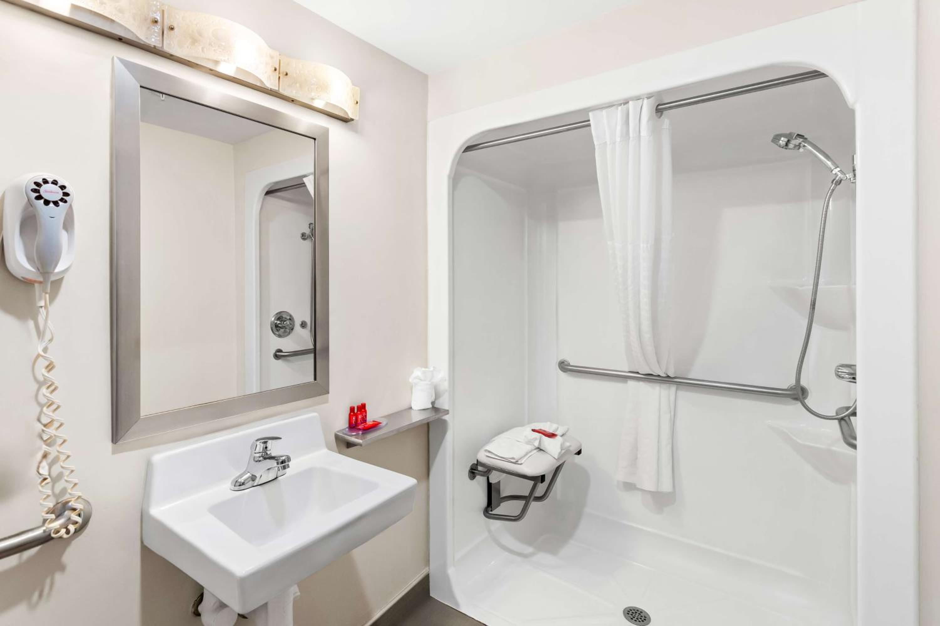 King Room with Walk-in Shower - Disability Access - Photo 2