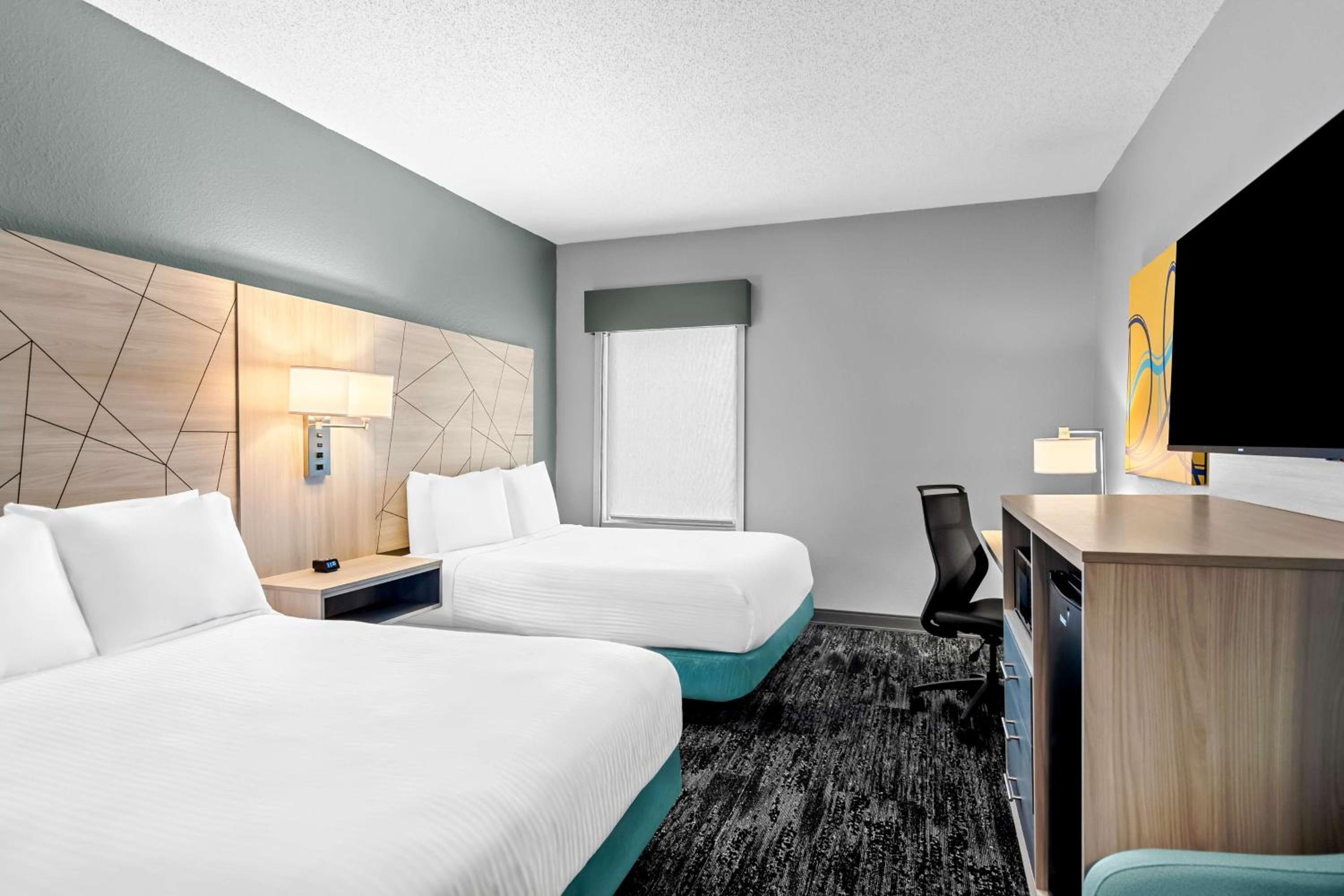 Queen Room with Two Queen Beds - Non-Smoking - Photo 7