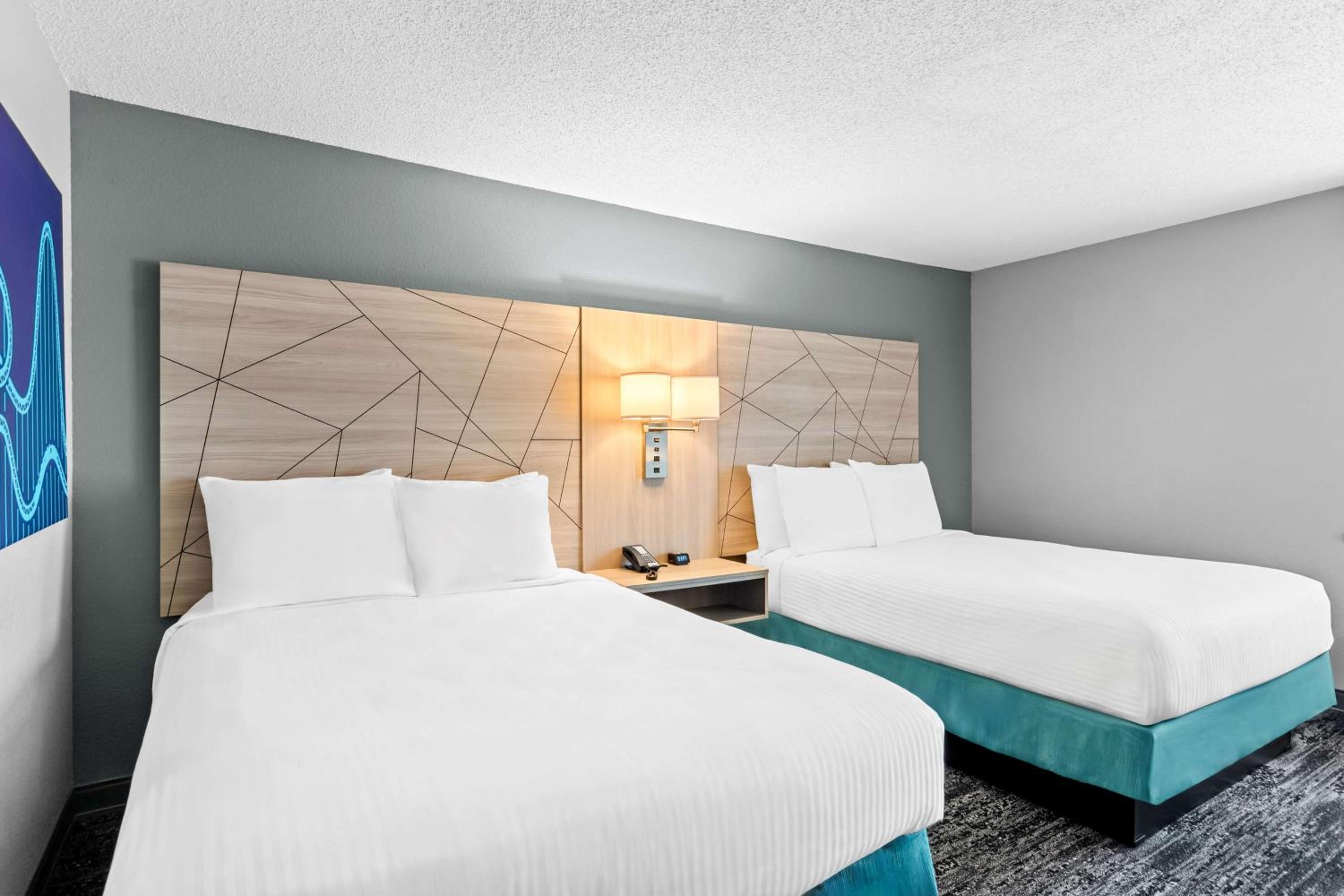 Queen Room with Two Queen Beds - Non-Smoking - Photo 5