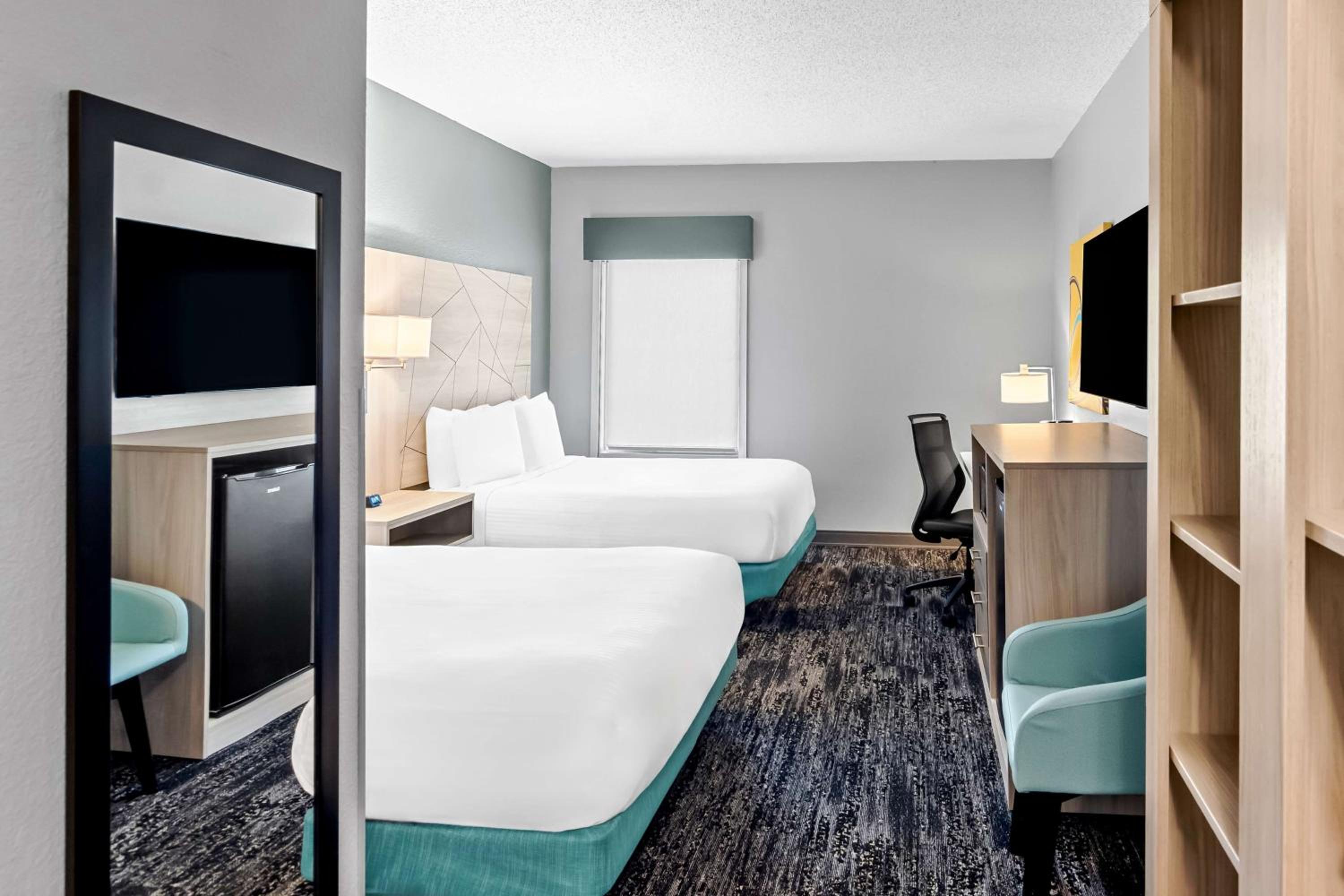 Queen Room with Two Queen Beds - Non-Smoking - Photo 8
