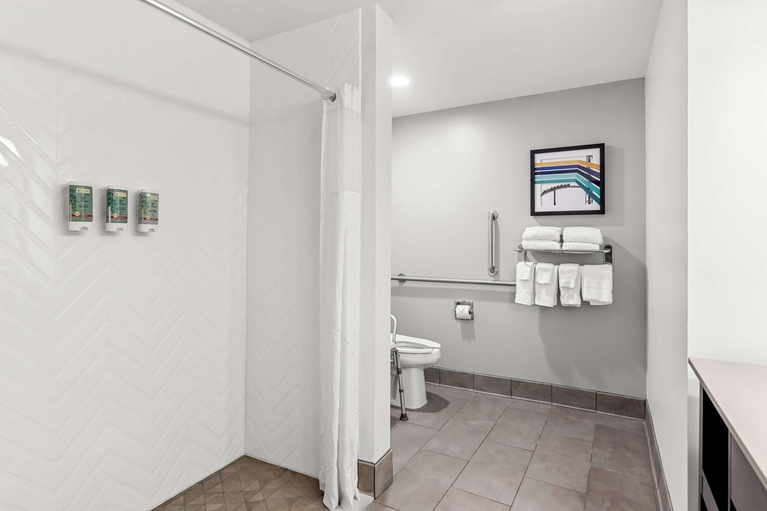 King Room with Roll-in Shower - Disability Access/Non-Smoking - Photo 4