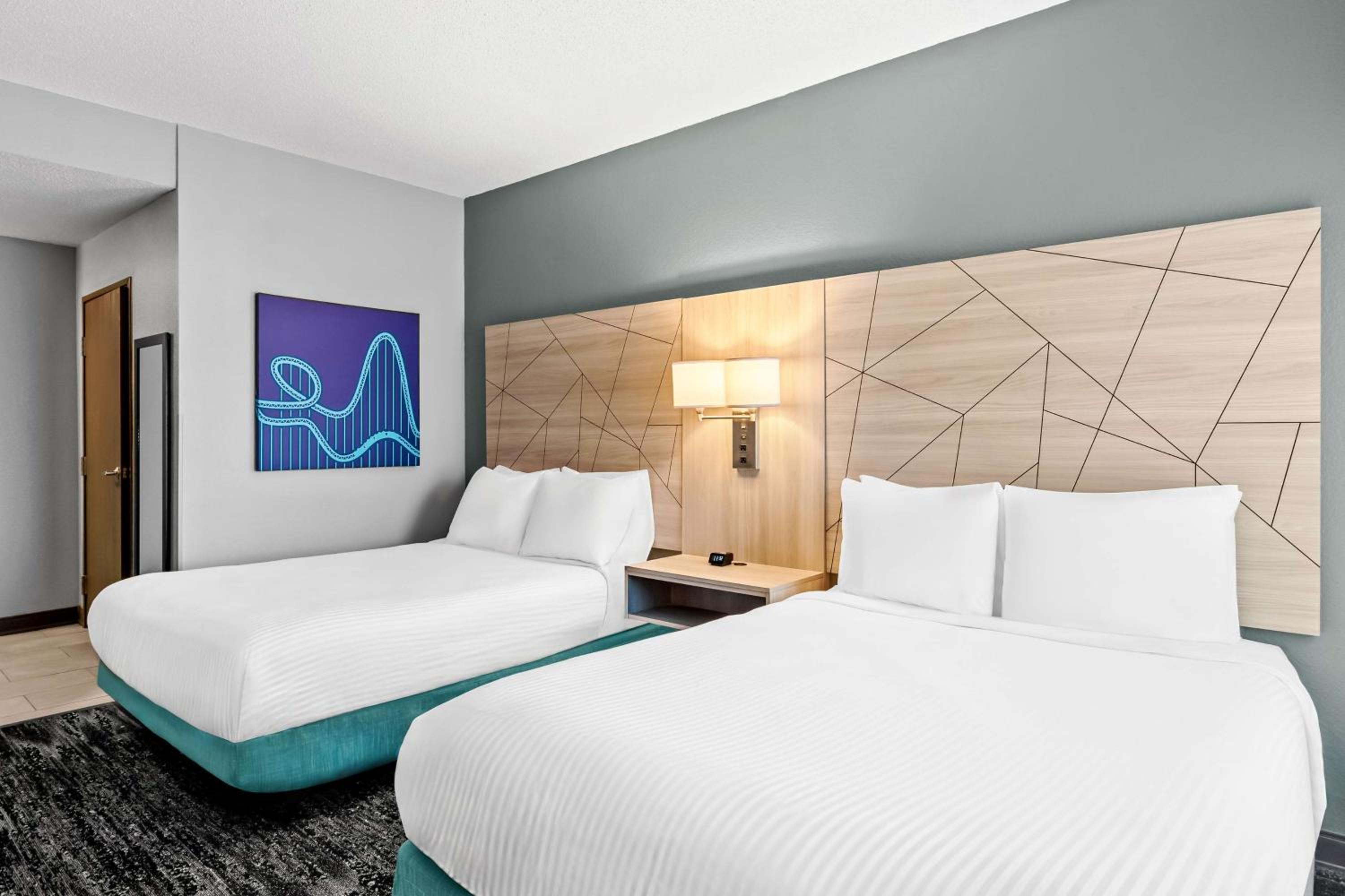 Queen Room with Two Queen Beds - Non-Smoking - Photo 2