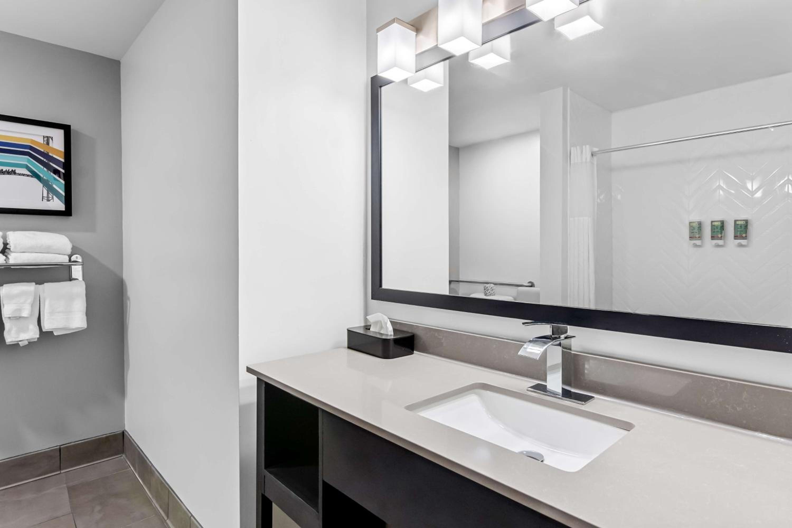 King Room with Roll-in Shower - Disability Access/Non-Smoking - Photo 5