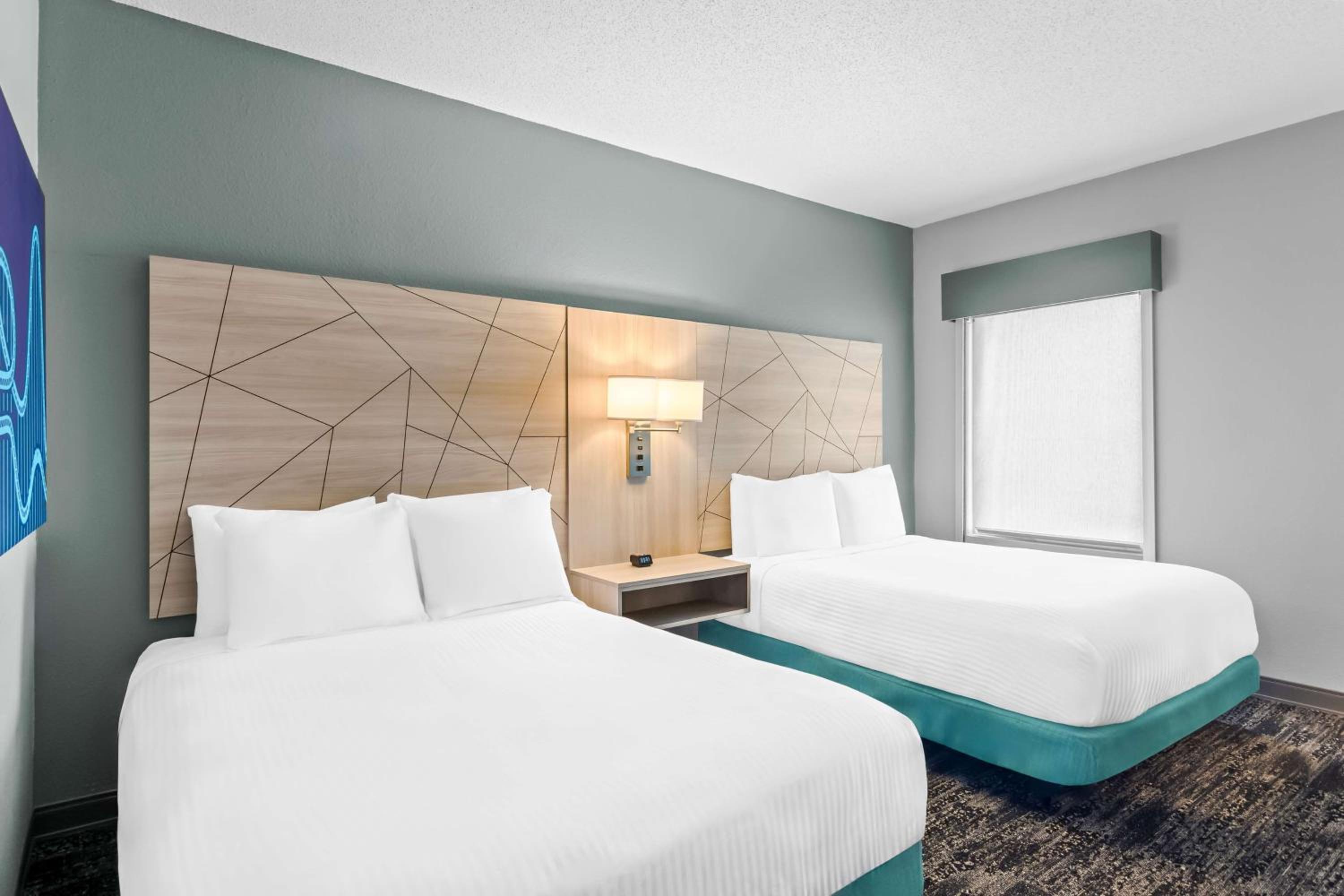 Queen Room with Two Queen Beds - Non-Smoking - Photo 3