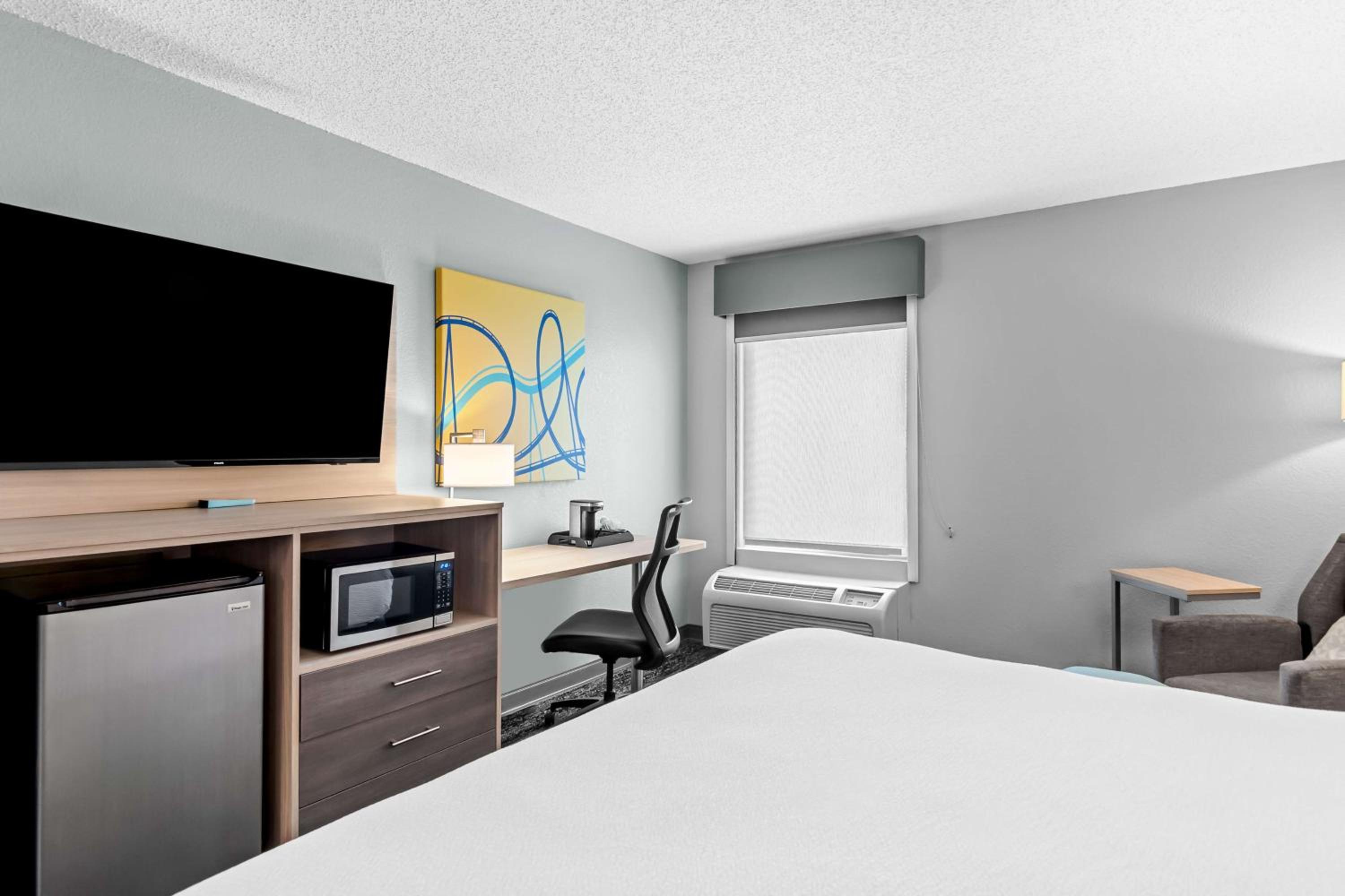 King Room - Non-Smoking - Photo 4