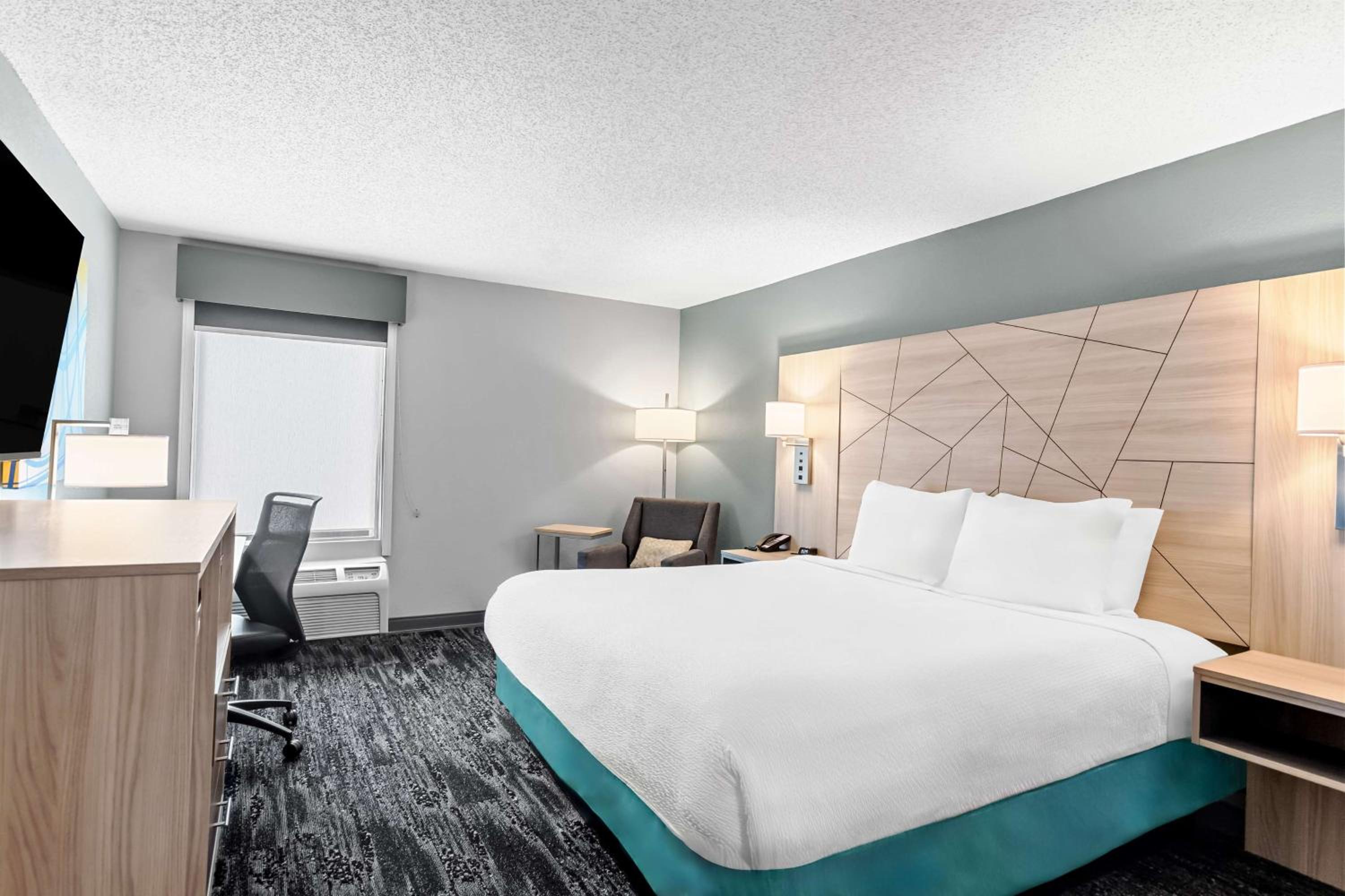King Room - Non-Smoking - Photo 3