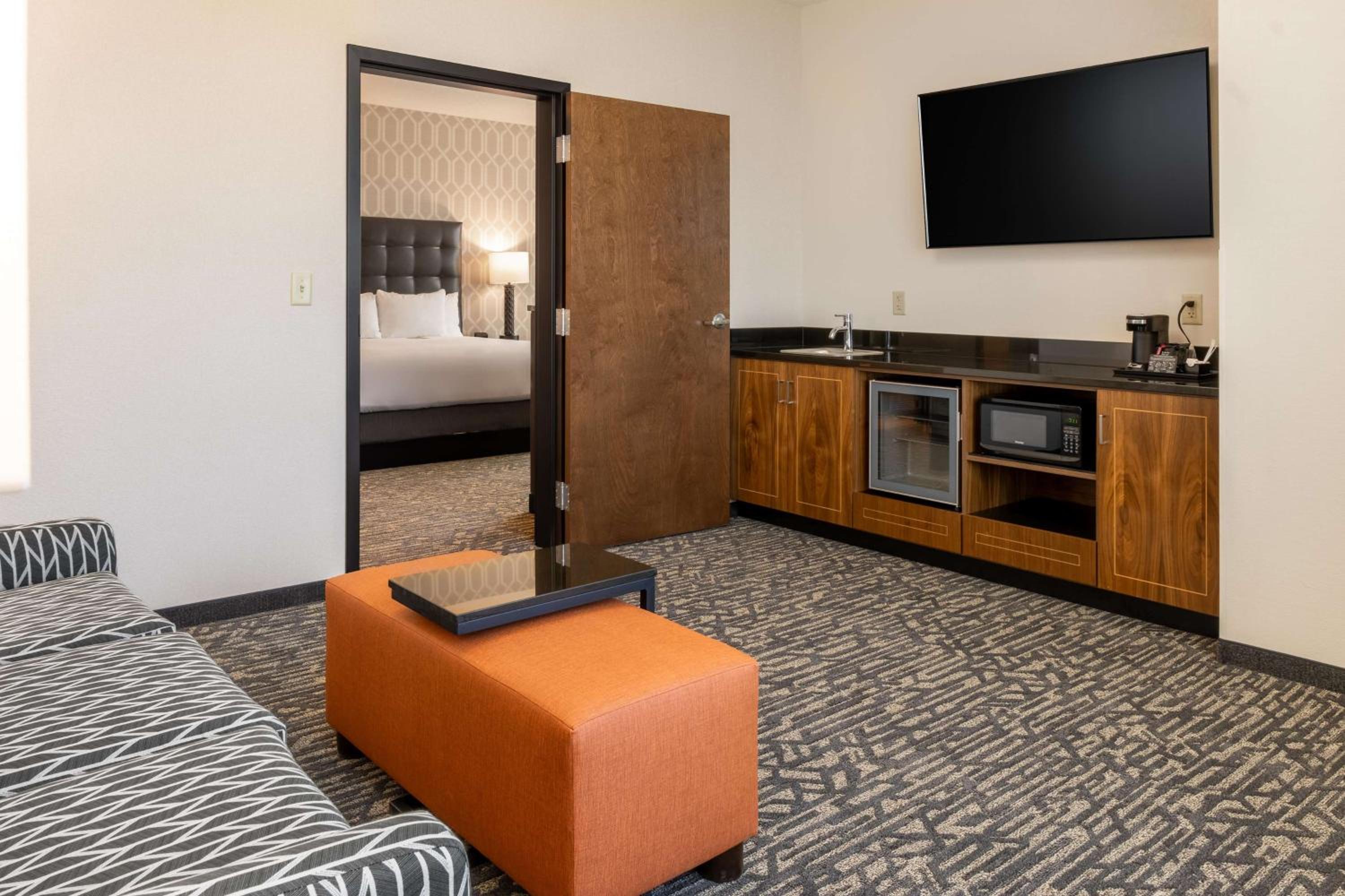 King Suite with Soaking Tub – View of Stadium photo 2