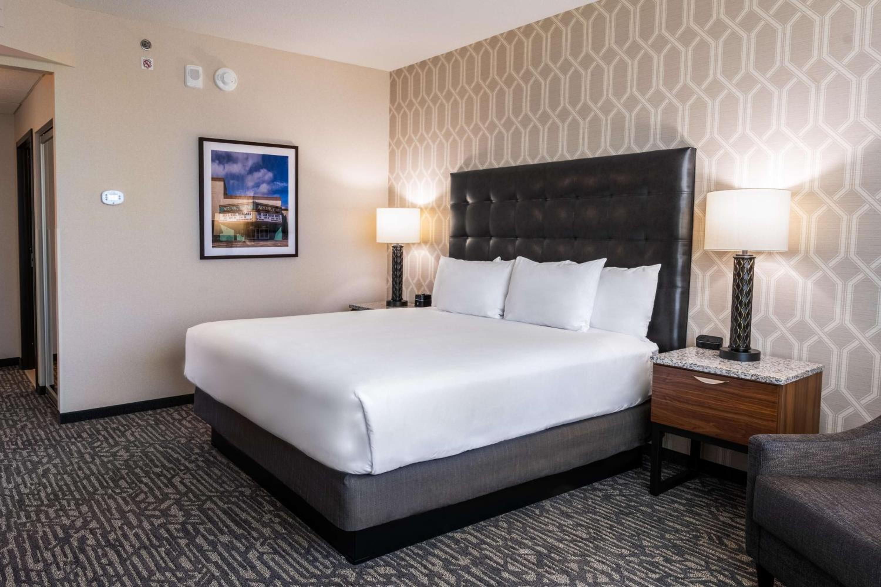 King Suite with Soaking Tub – View of Stadium photo 3