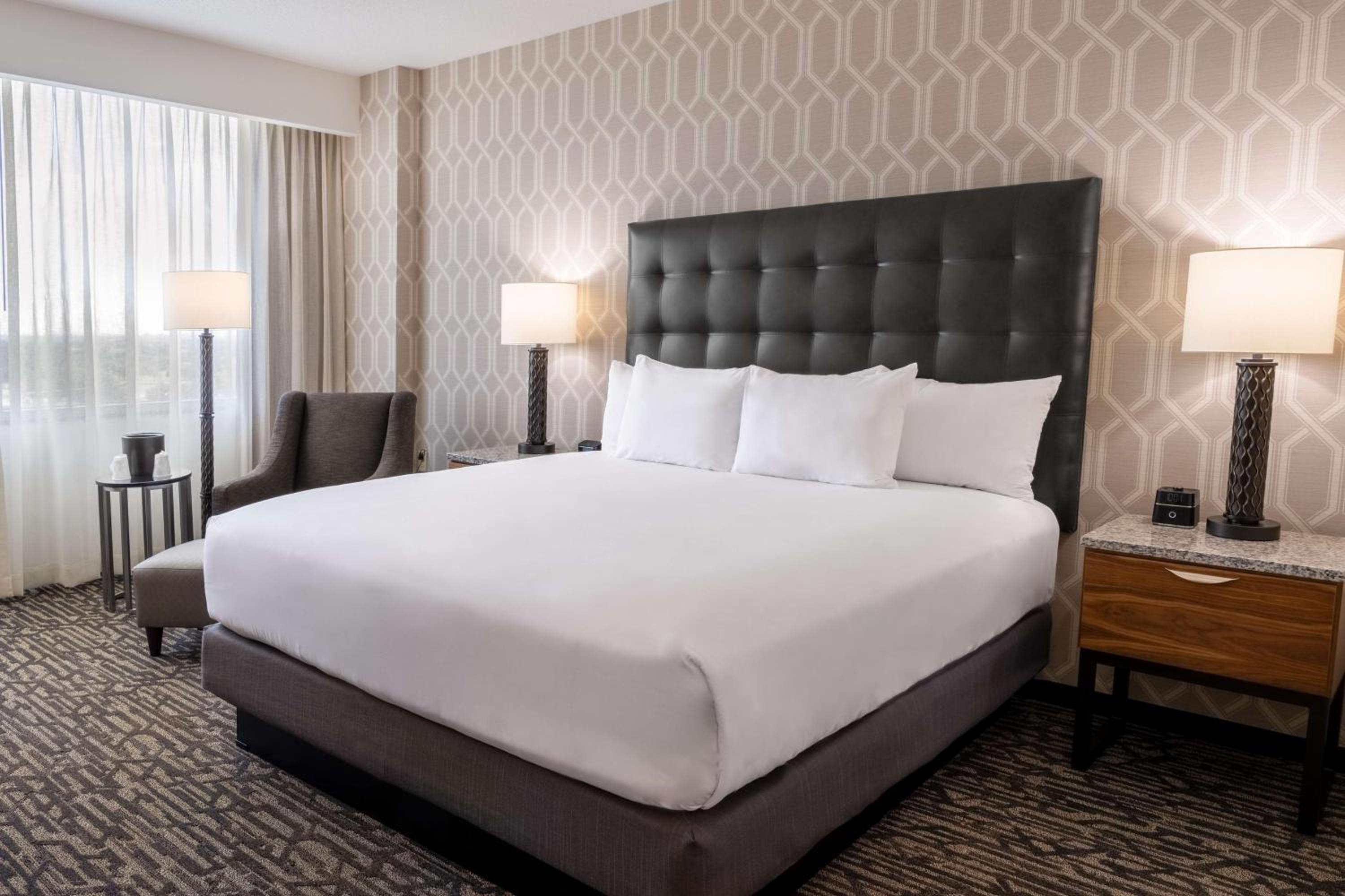 Deluxe King Room - Accessible, Roll-in Shower