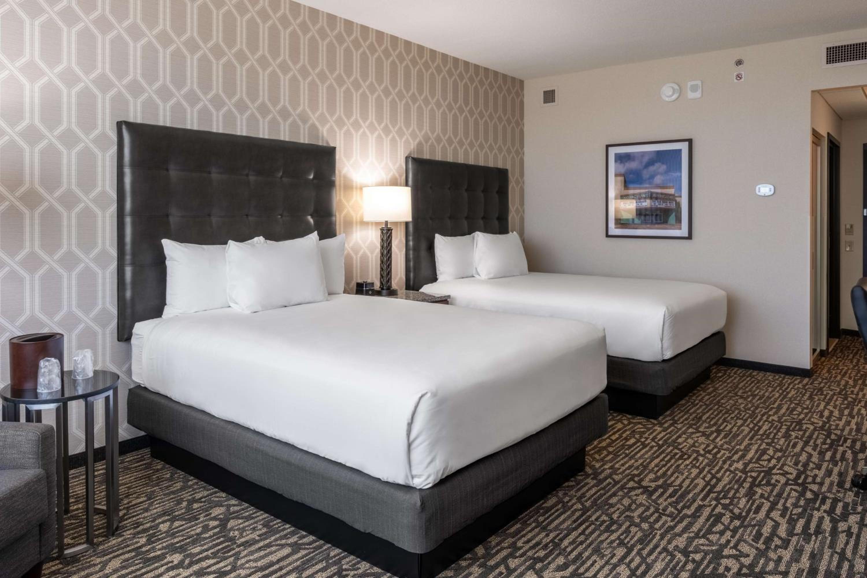 Deluxe Queen Room with Two Queen Beds - Hearing Accessible photo 2