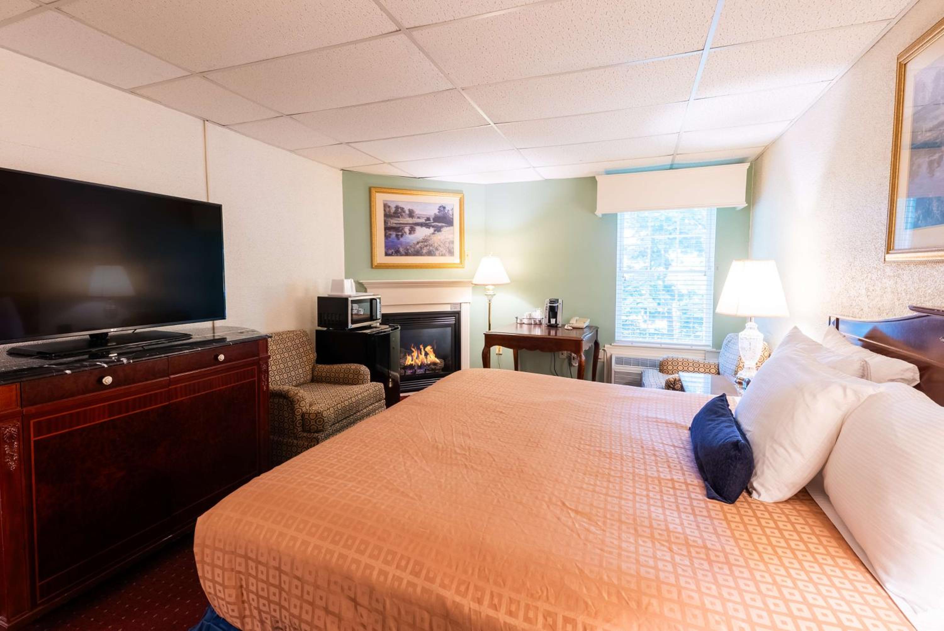 King Room with Fireplace - Photo 3