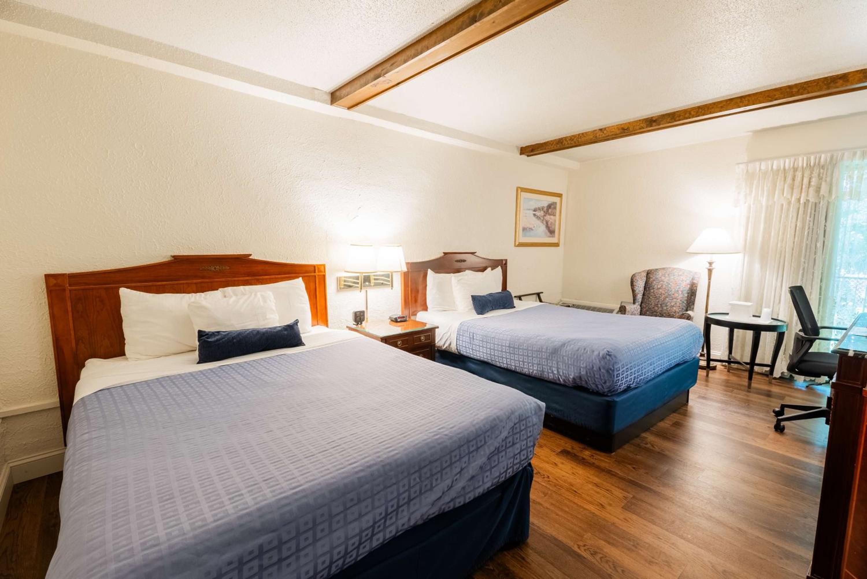 Queen Room with Two Queen Beds - Photo 2