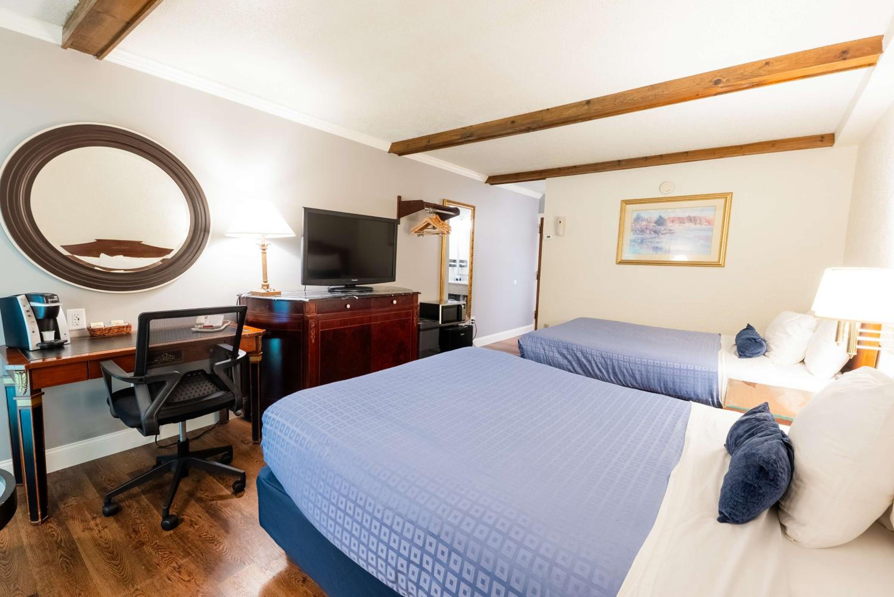 Queen Room with Two Queen Beds - Photo 3