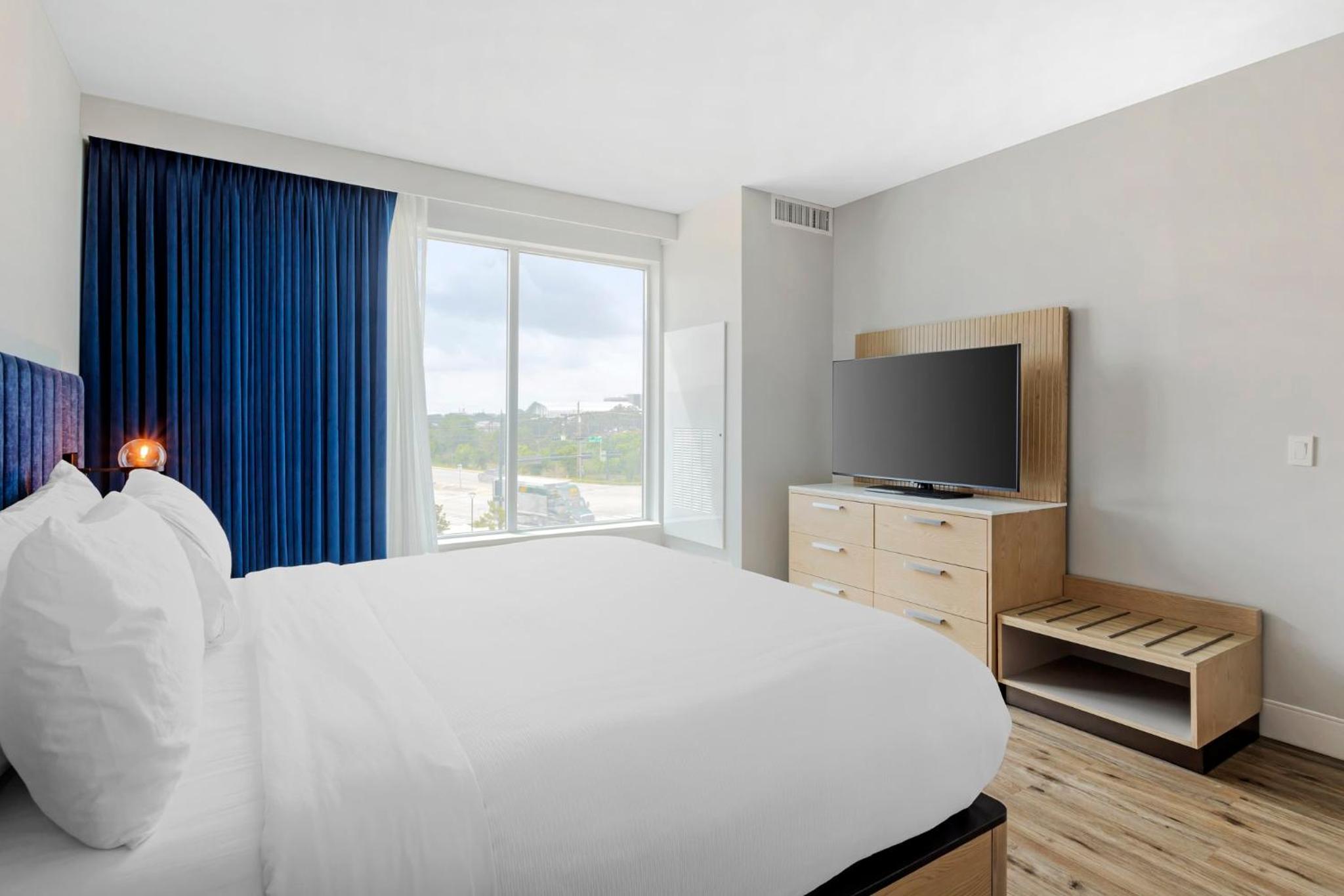 One-Bedroom Suite with Downtown and Magnolia Silos View - Photo 5