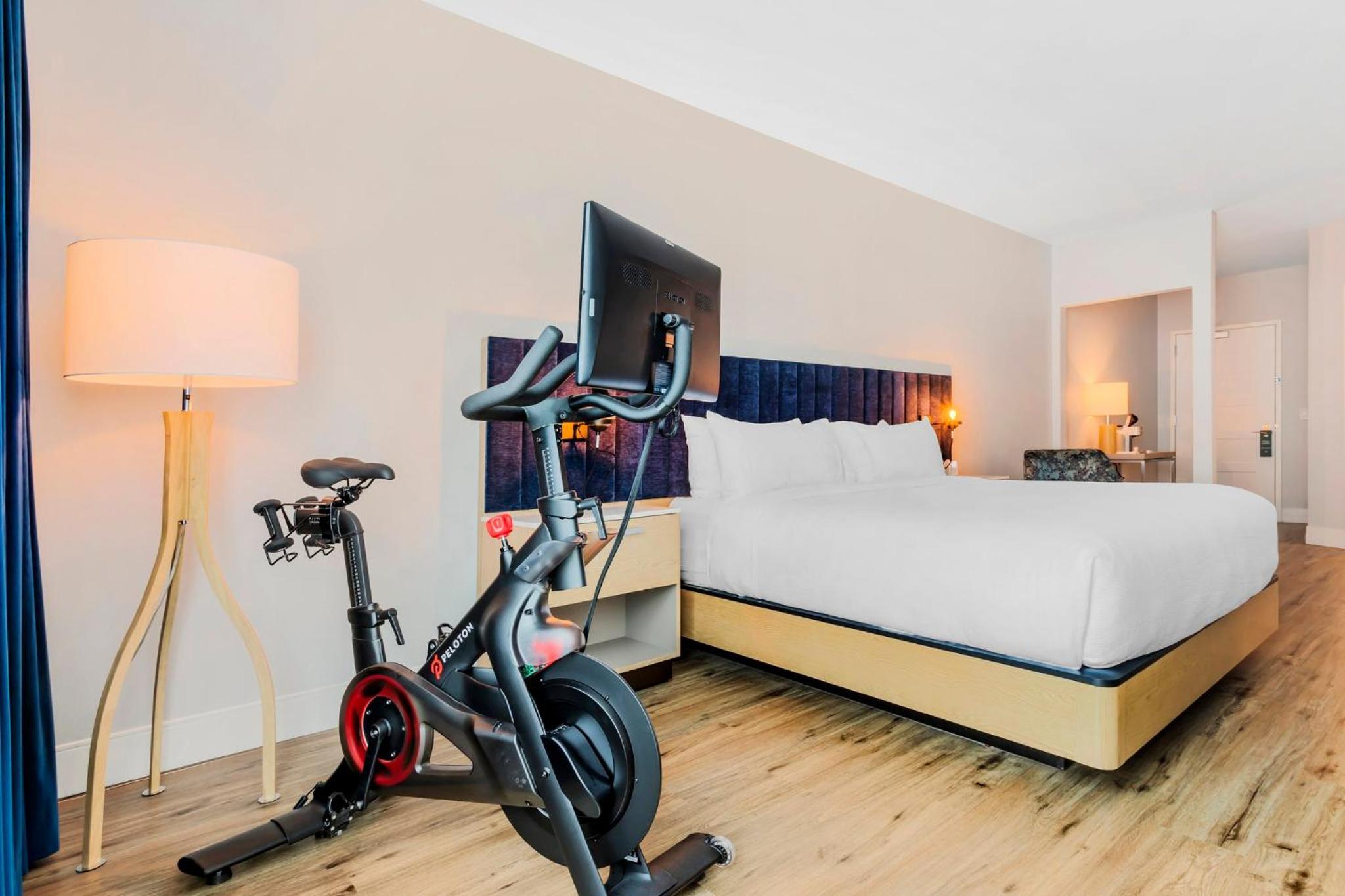 Premium King Room with Pool View - Photo 8