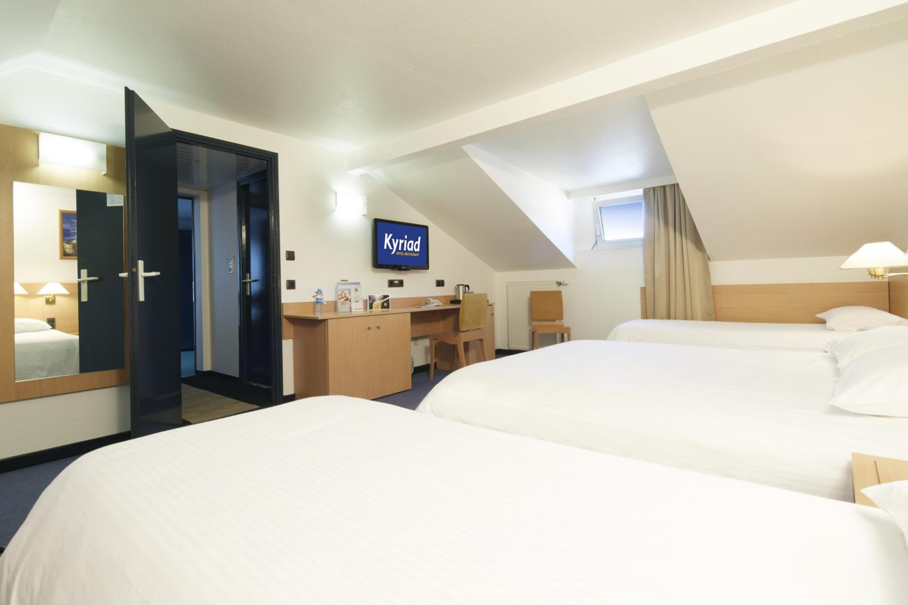 Standard Room with One Double Bed and Two Single Beds - Photo 5