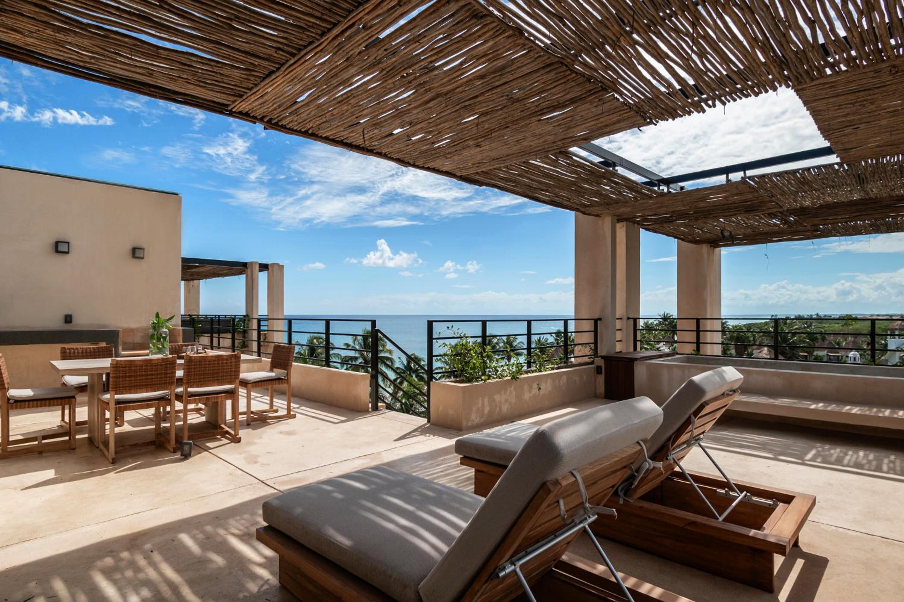 Three-Bedroom Apartment with Ocean View - Photo 2