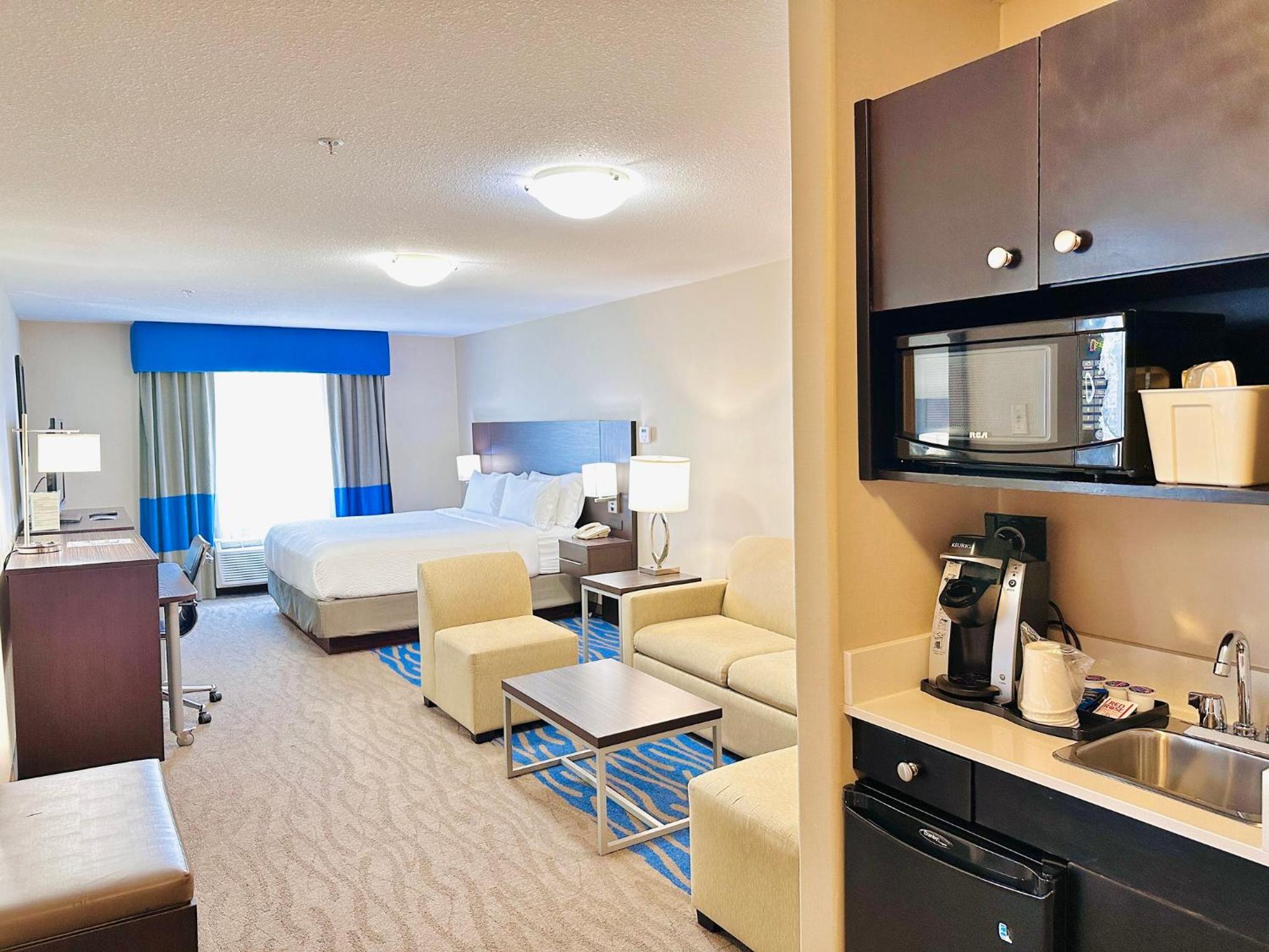 Two-Bedroom King Suite photo 2