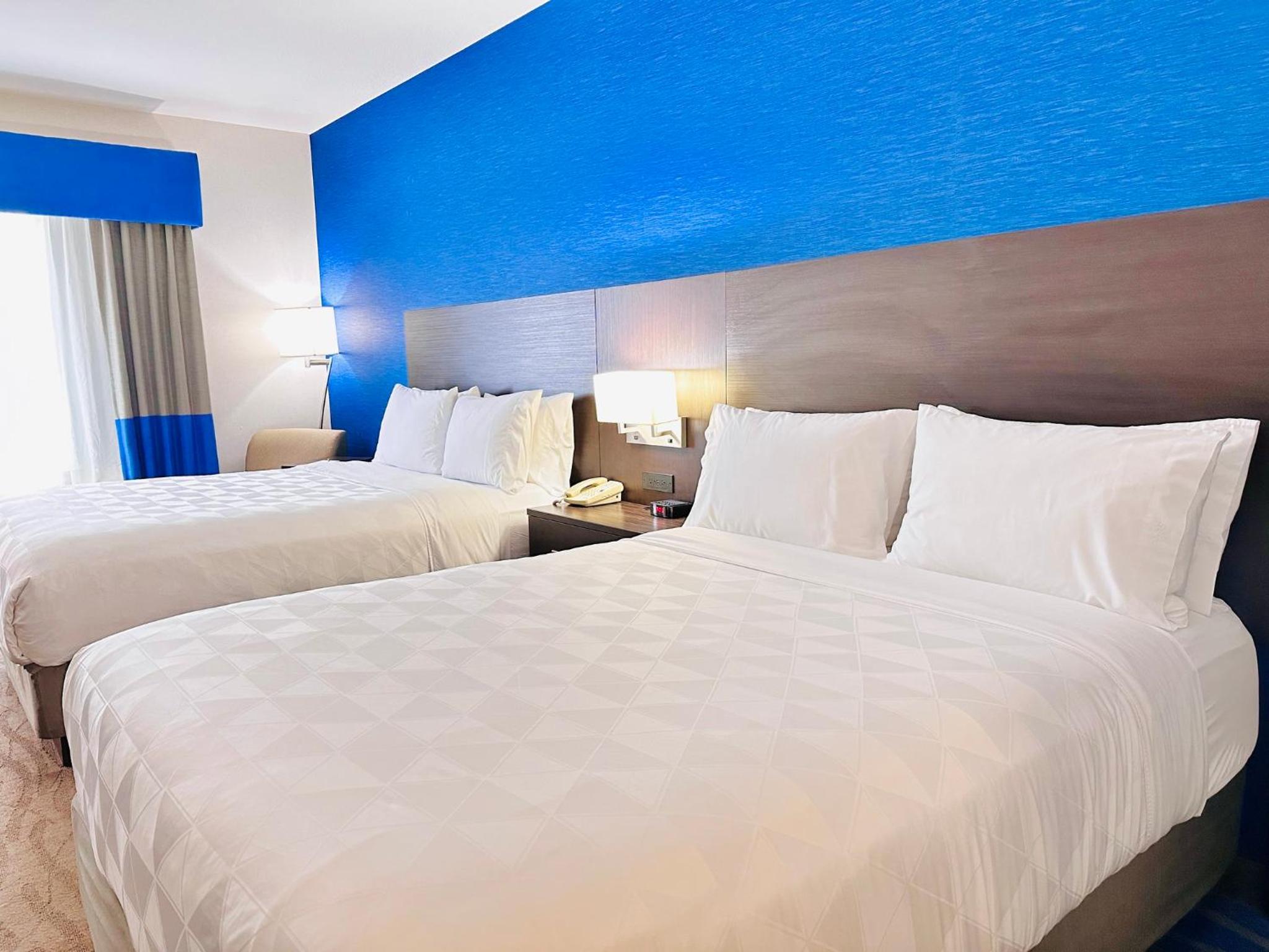 Standard Room with Two Queen Beds - Photo 1