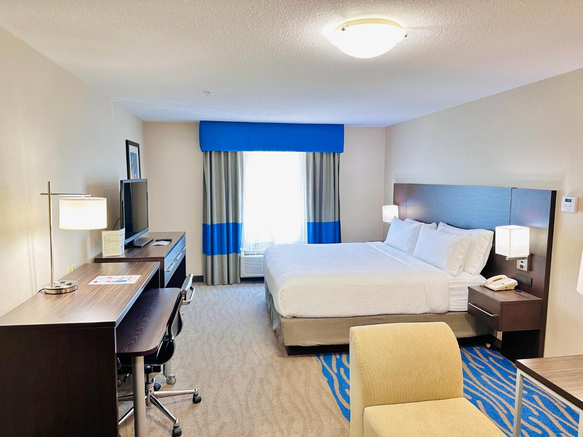 Premium King Room with Sofa Bed - Photo 2