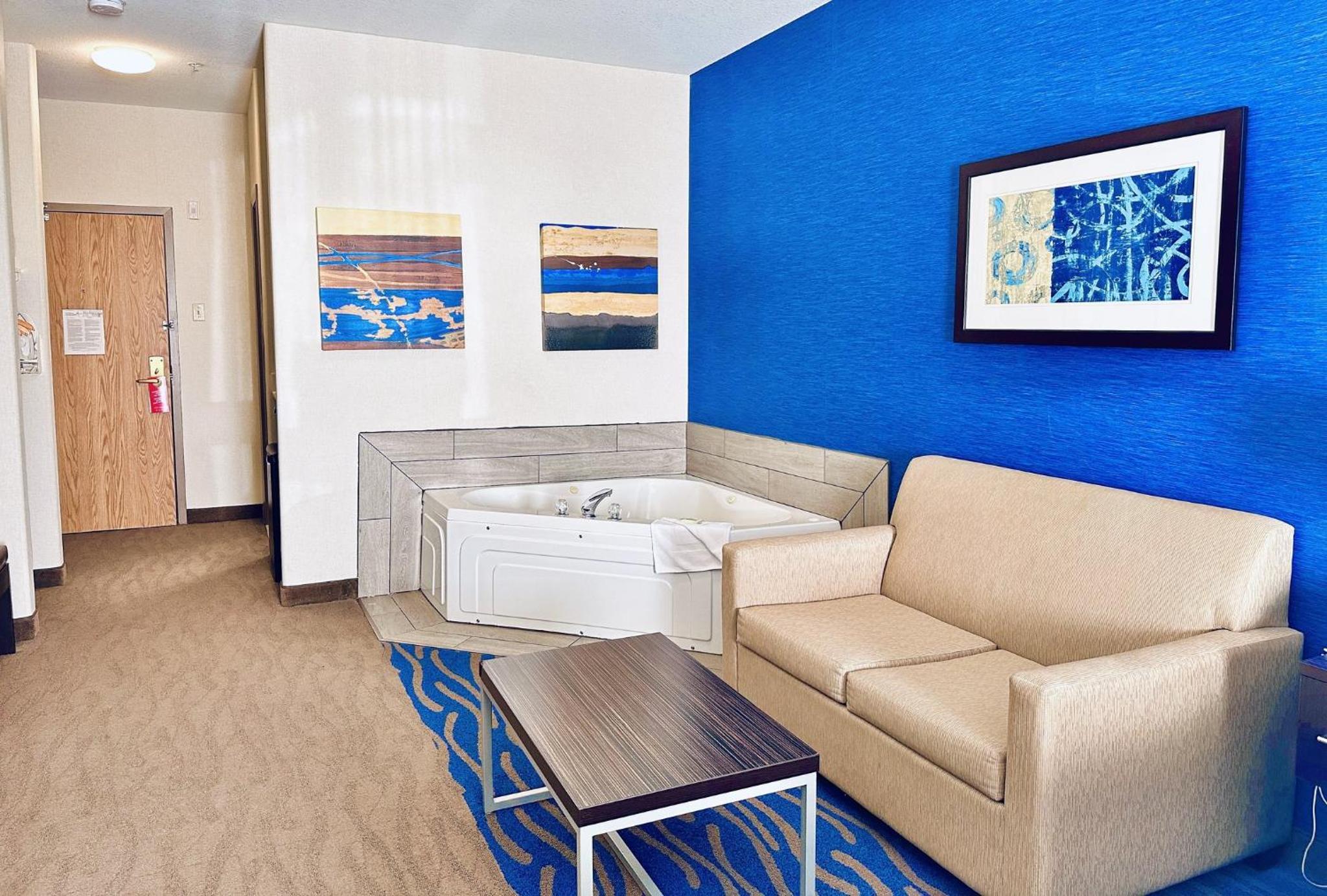 Premium King Room with Sofa Bed - Photo 1