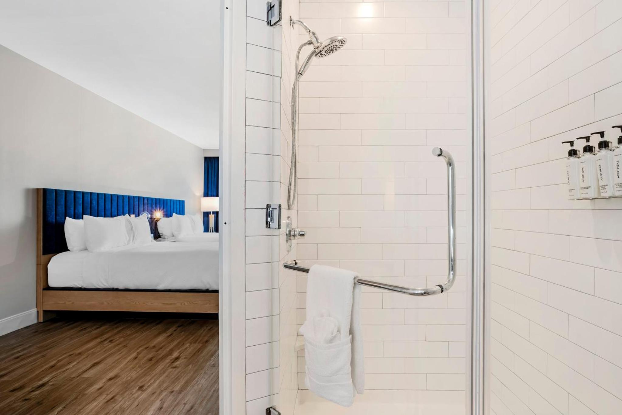 Standard Room with Two Queen Beds - Photo 13