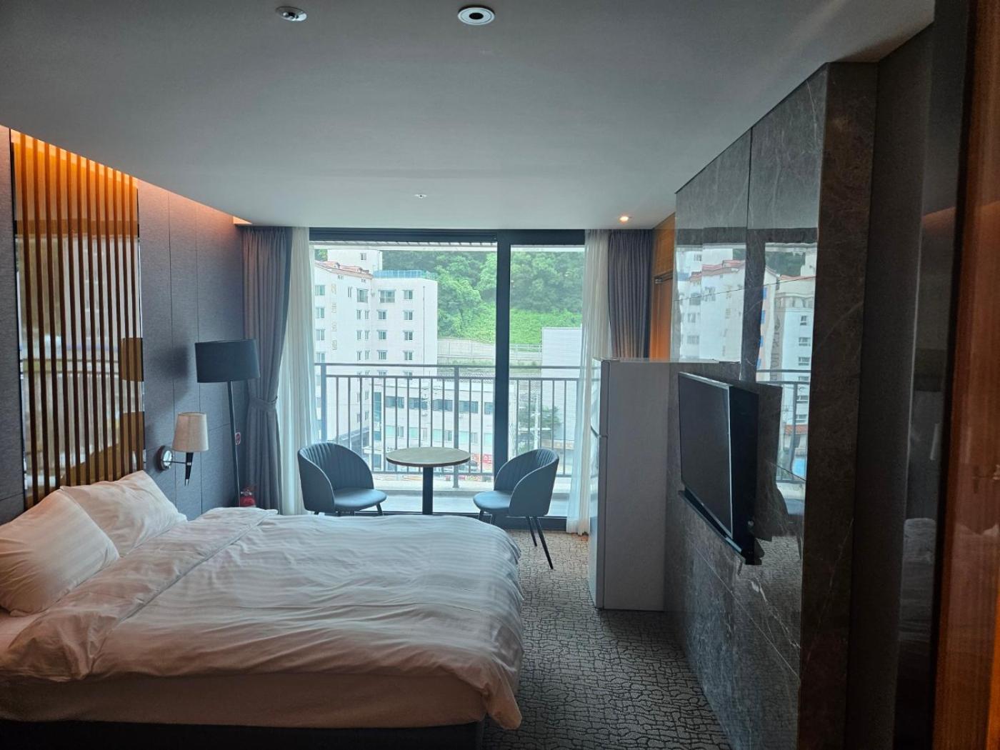 Deluxe Double Room with Balcony - Photo 4