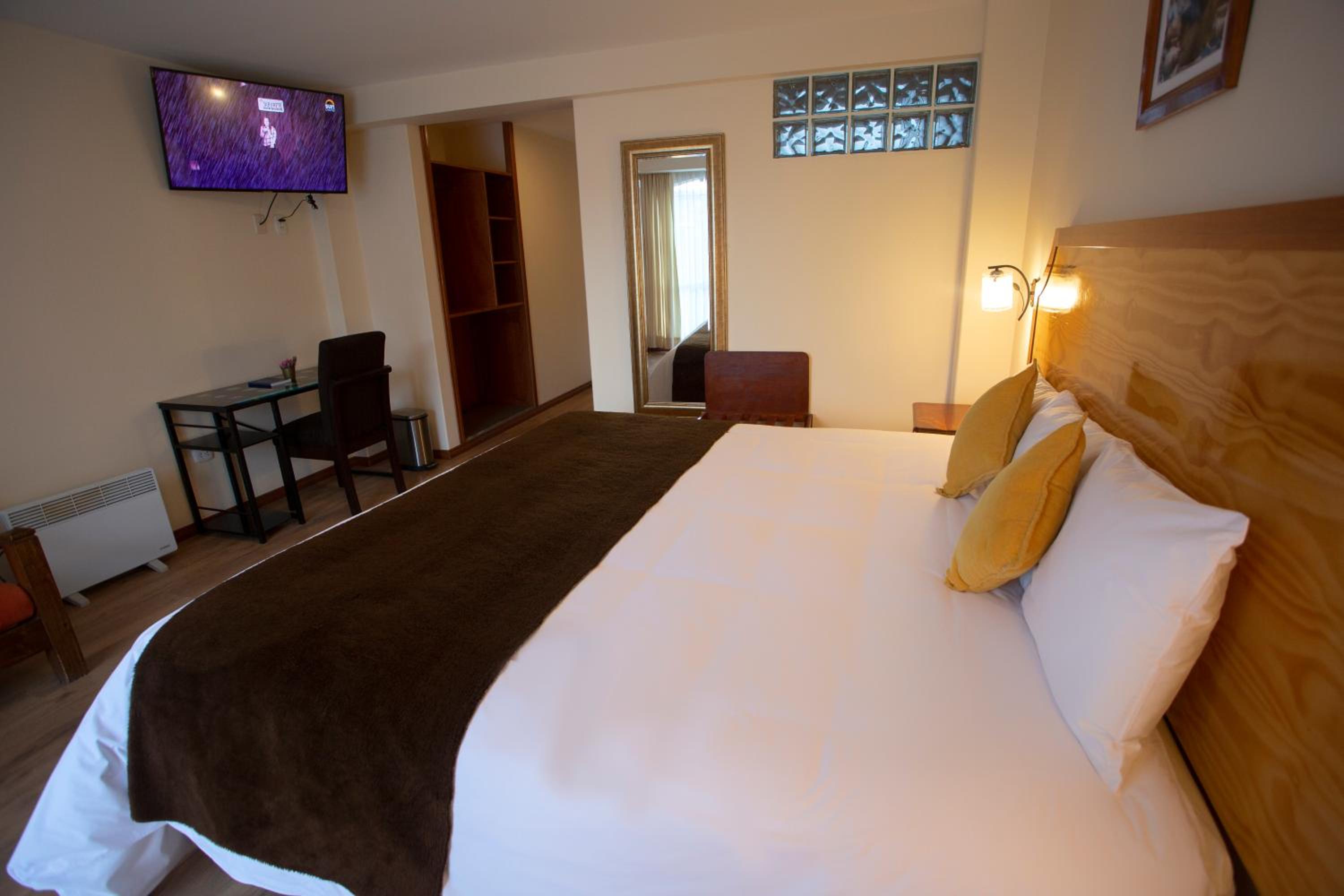 Queen Room photo 2