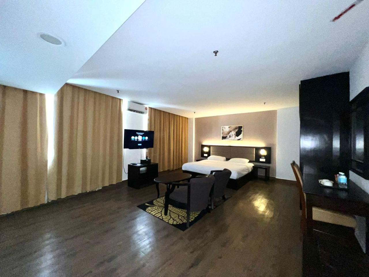 Deluxe King Room photo 2