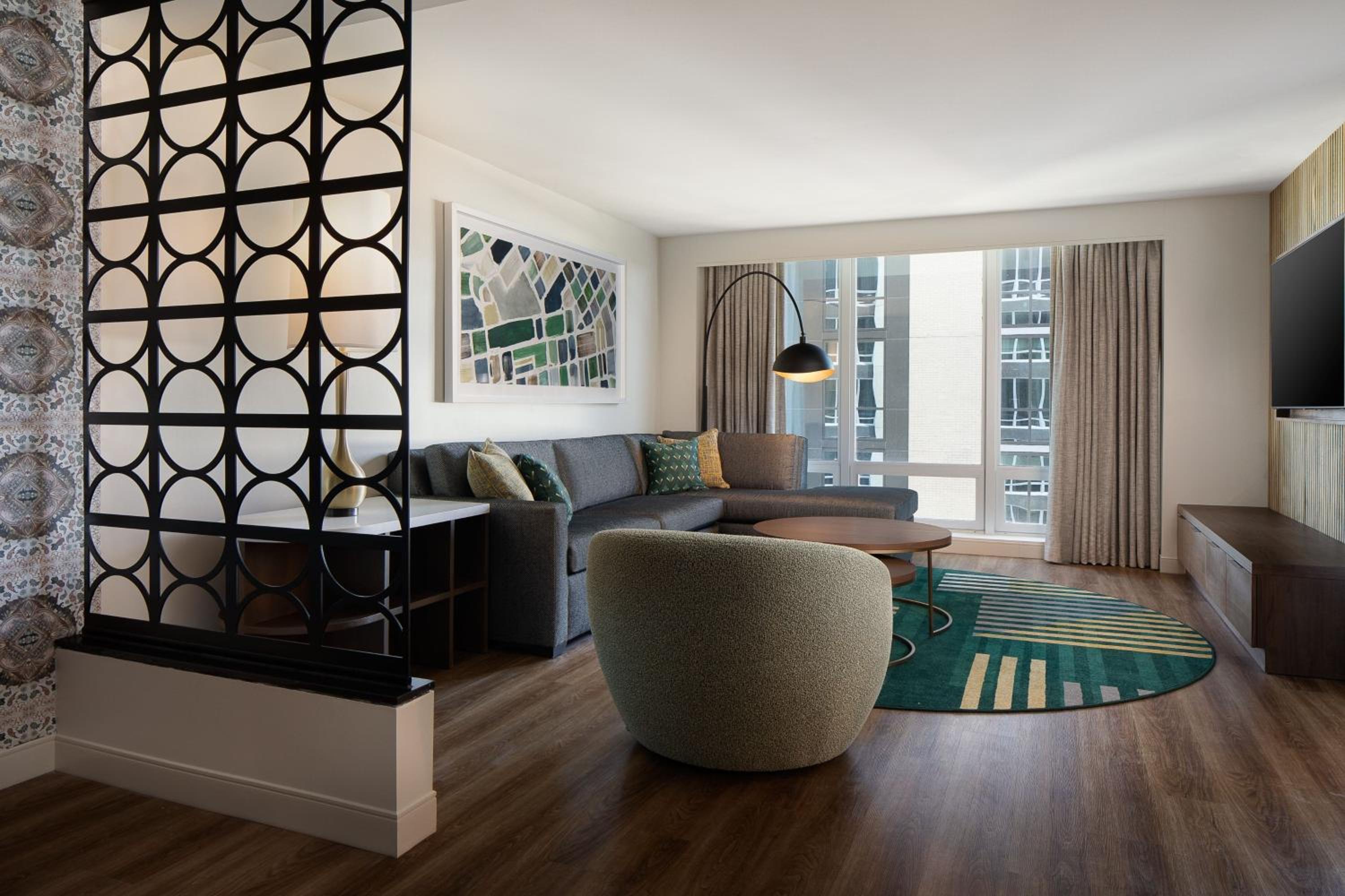 One-Bedroom King Suite with Sofa Bed and City View - Photo 8