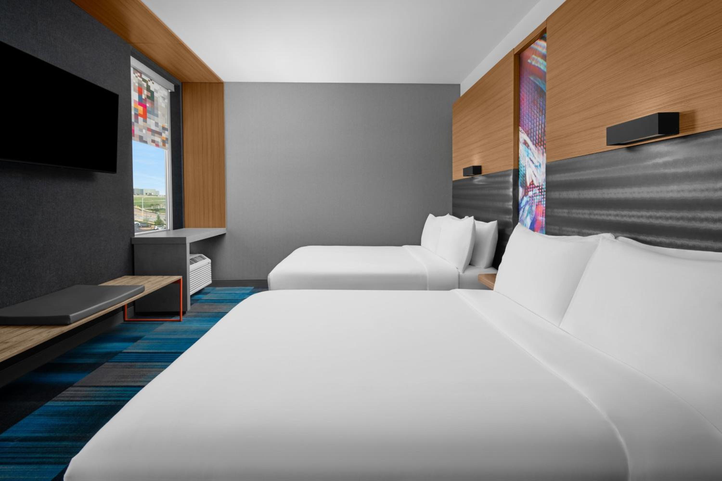 Queen Room with Two Queen Beds - Photo 5