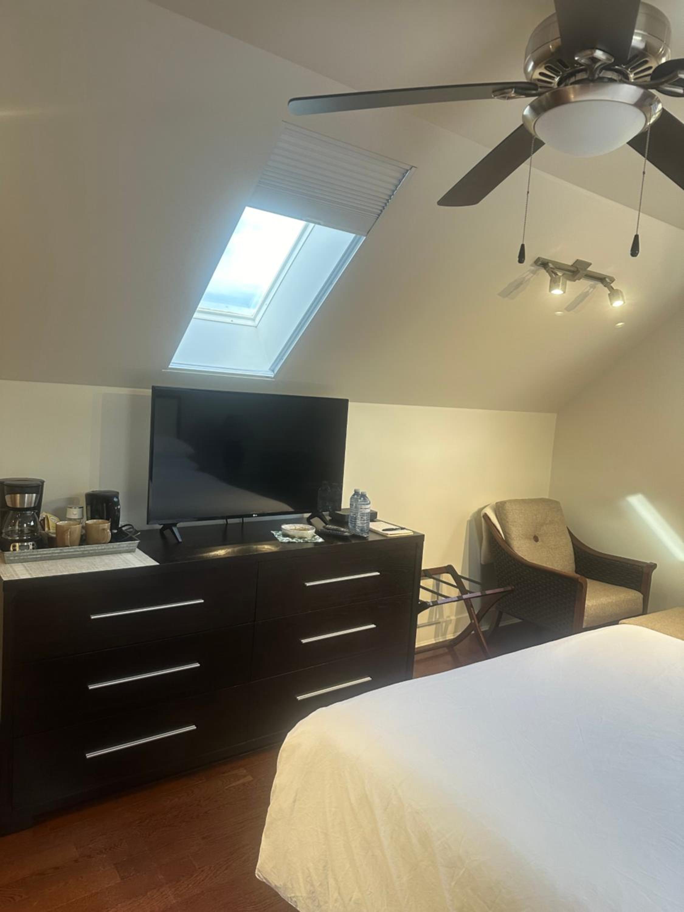 Queen Room photo 2
