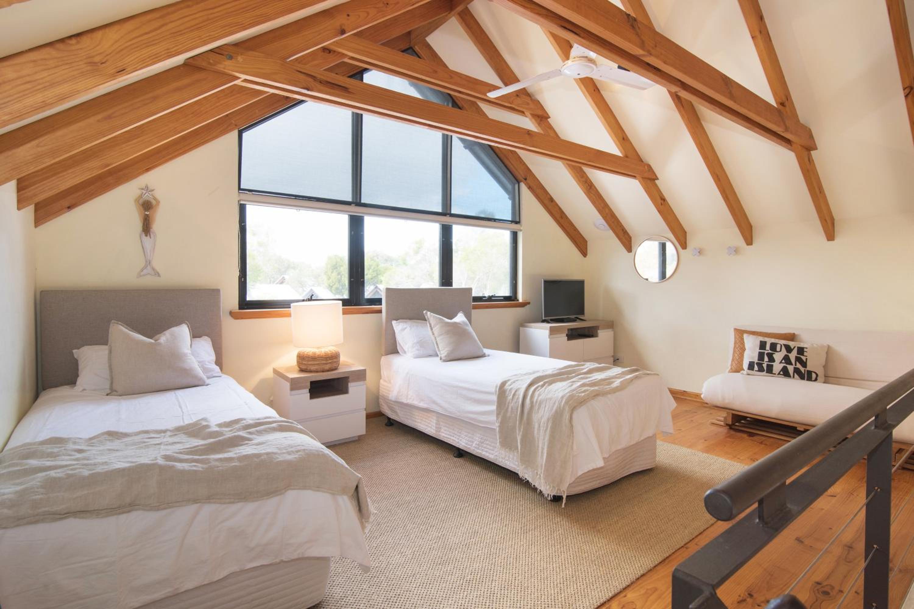 Bay -Three Bedroom Cottage with Loft photo 3