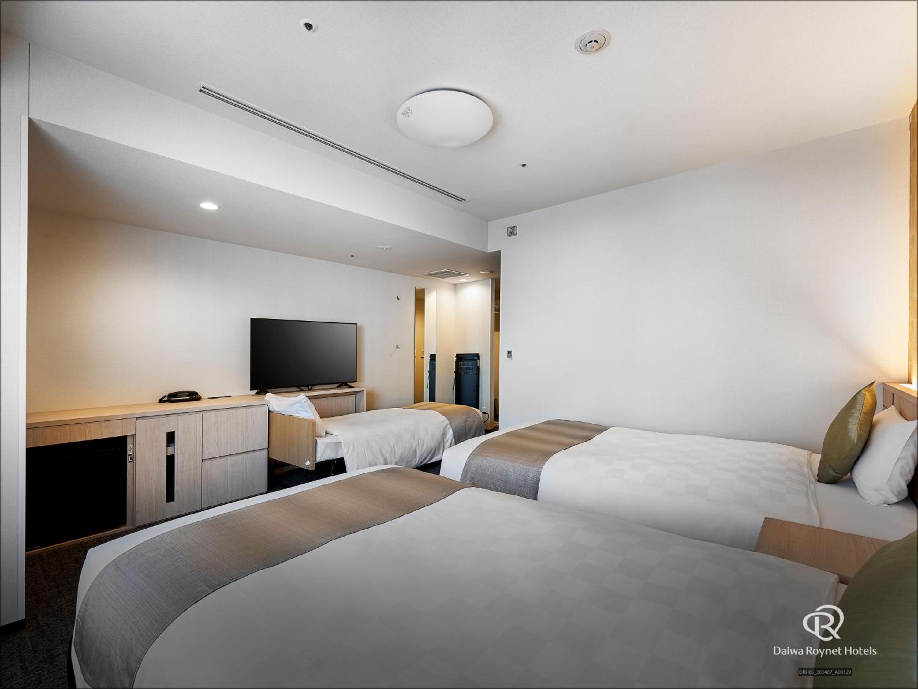Universal Twin Room with Extra Bed - Non-Smoking - Photo 5