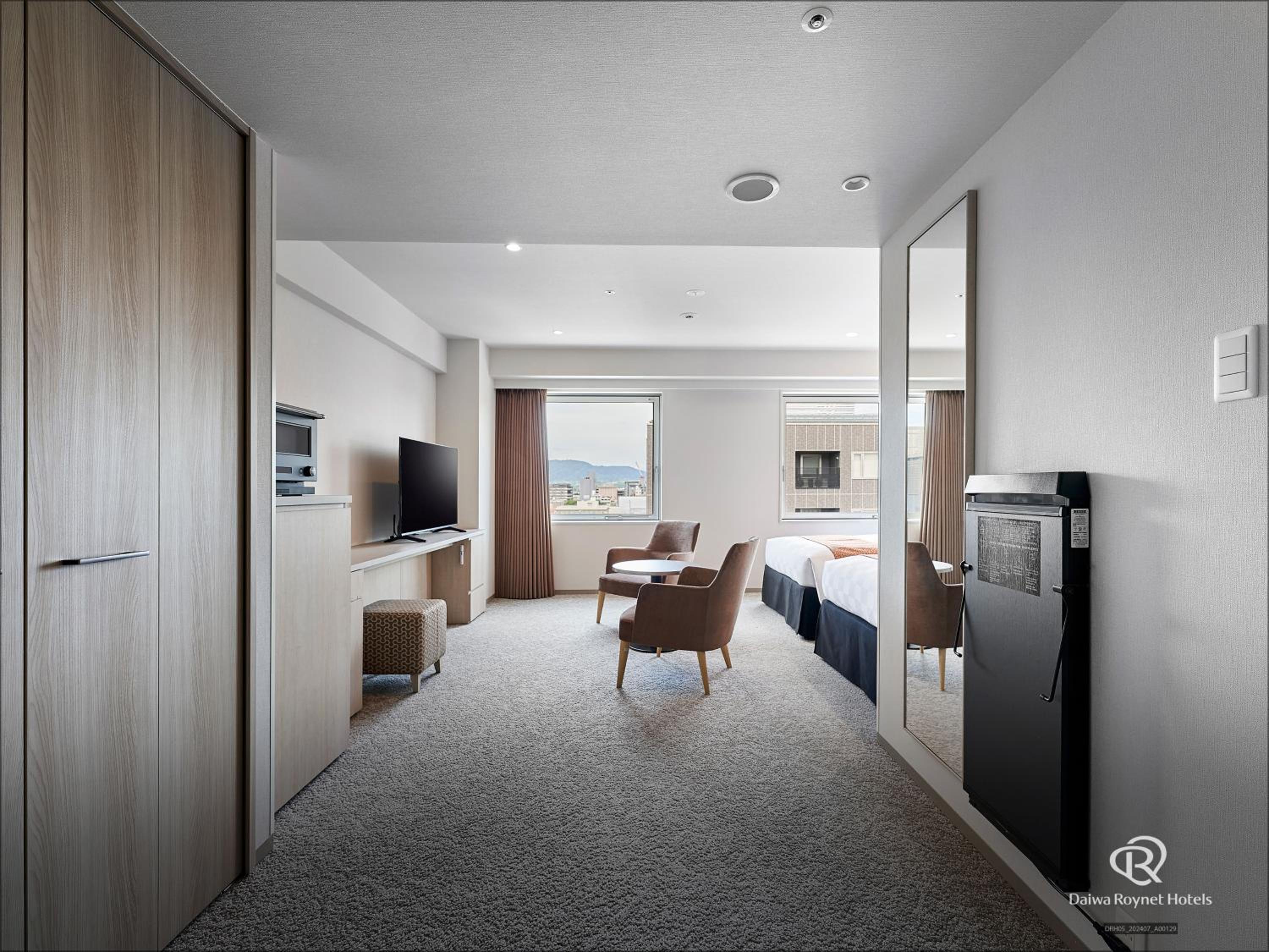 Wide Deluxe Twin Room - Non-Smoking photo 2