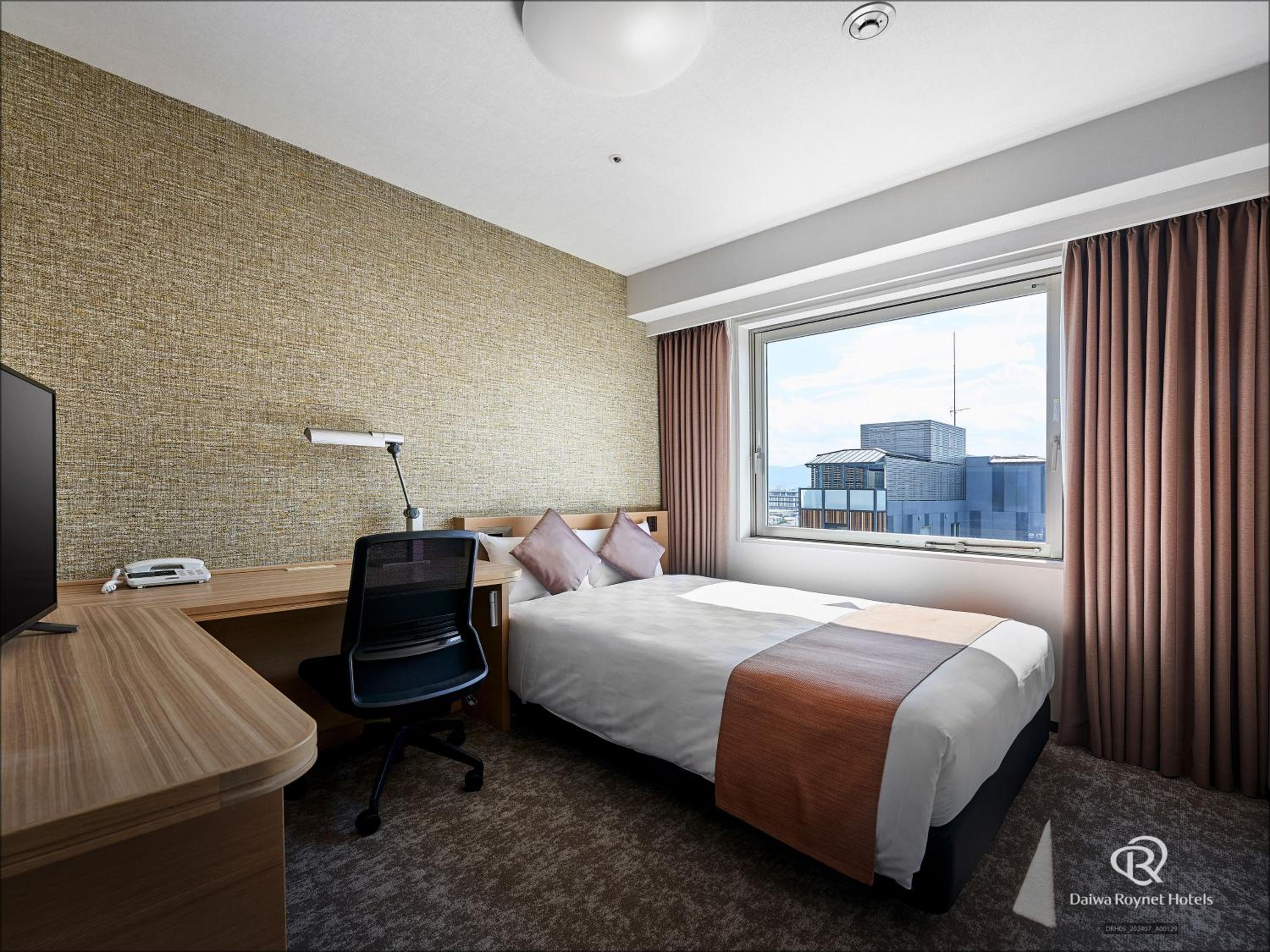 Business Double Room - Non-Smoking - Photo 8