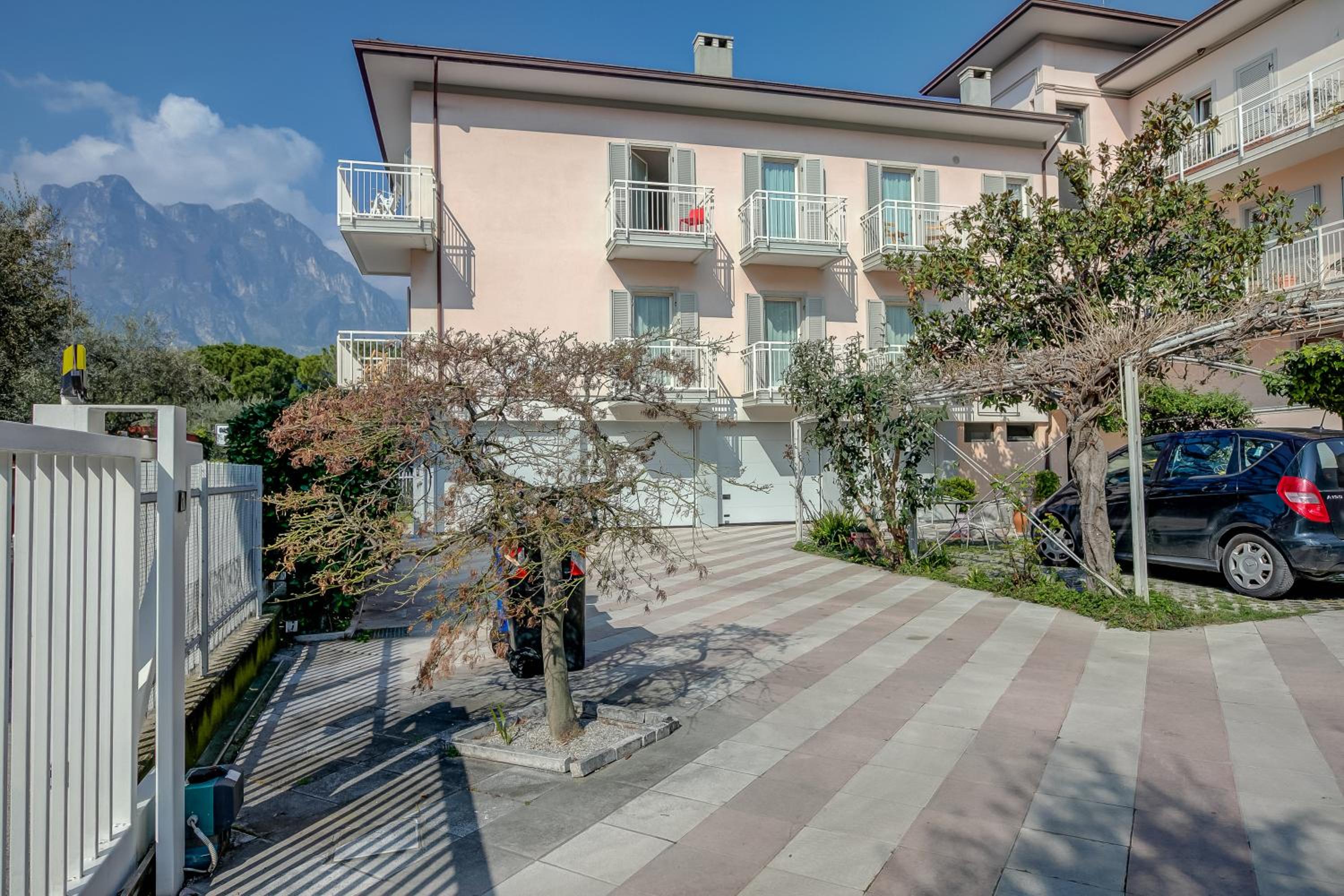 Apartment with Mountain View photo 2