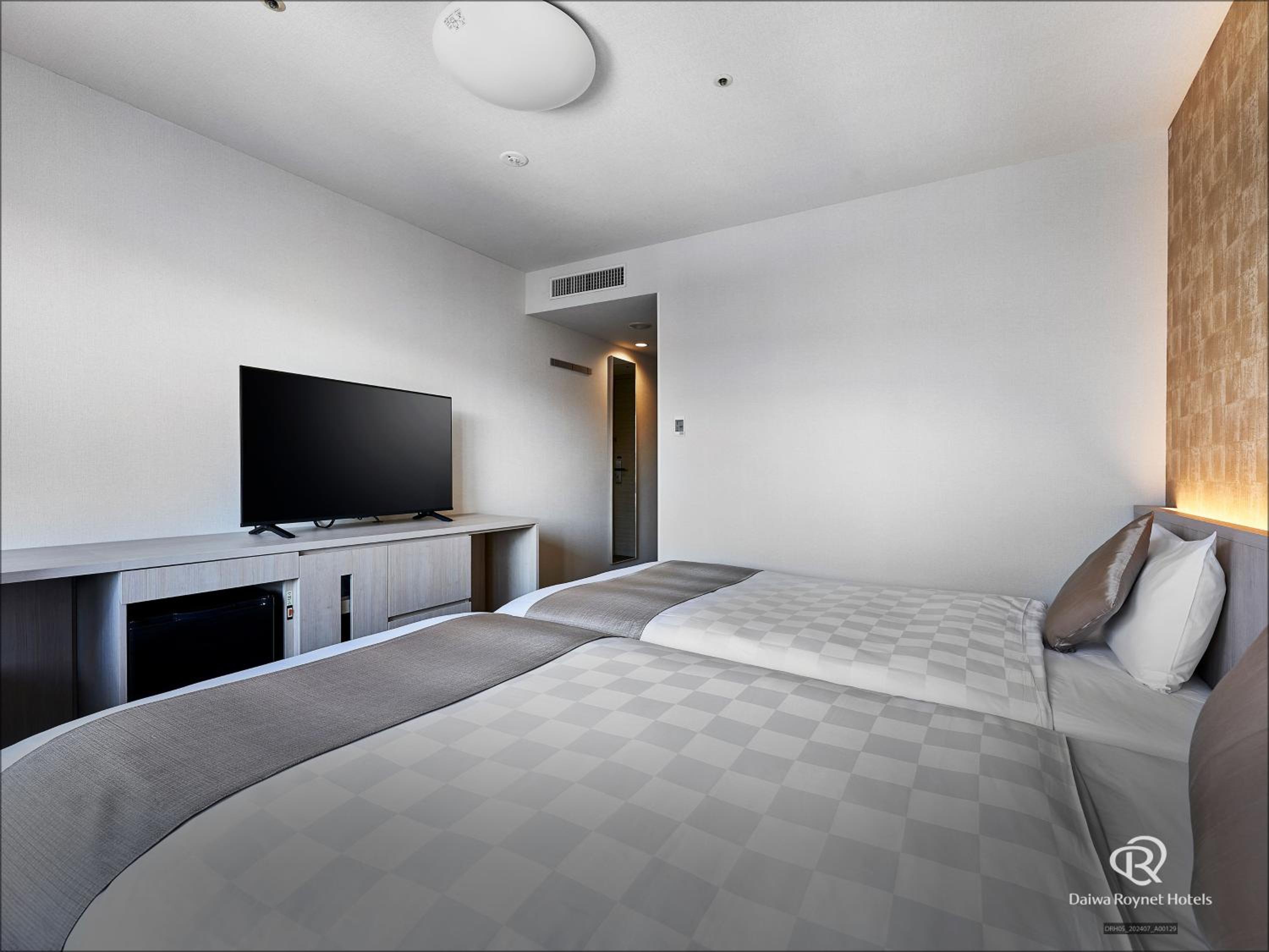 Twin Room - Non-Smoking - Photo 2