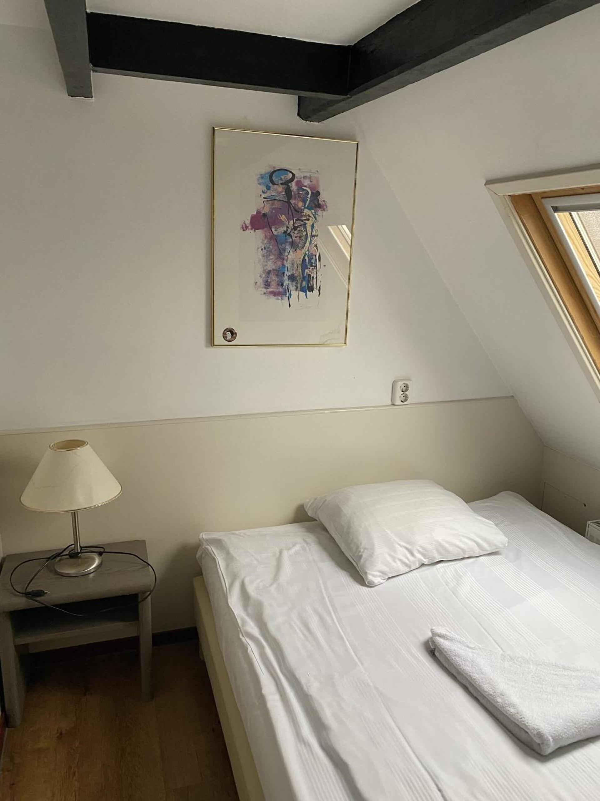 Single Room with Private Bathroom photo 2