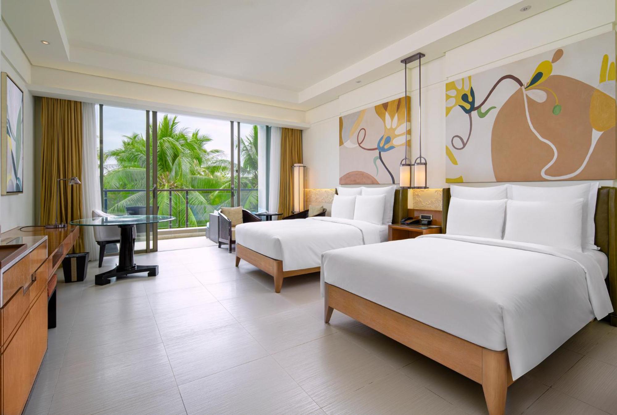 Deluxe Room Twin Size Bed (Poolside Floating Set Menu for Two + Welcome Fruits + Paddle Board for 30 Minutes + Photo Shooting Service with 5 Electronic Photos + VR Game + Recreational Activities + ¥150 Voucher in Sanya CDF)