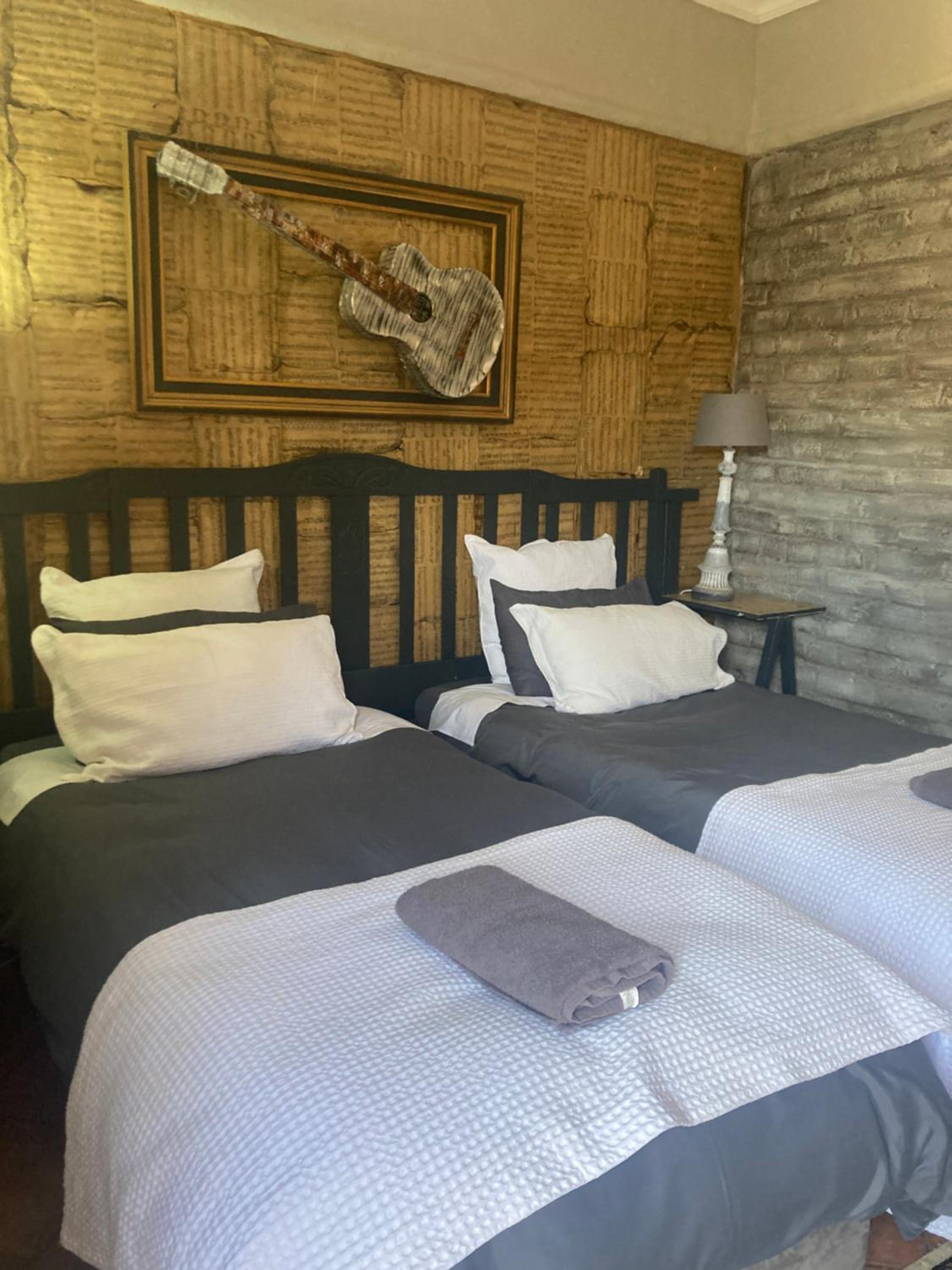Standard Twin Room - Photo 13