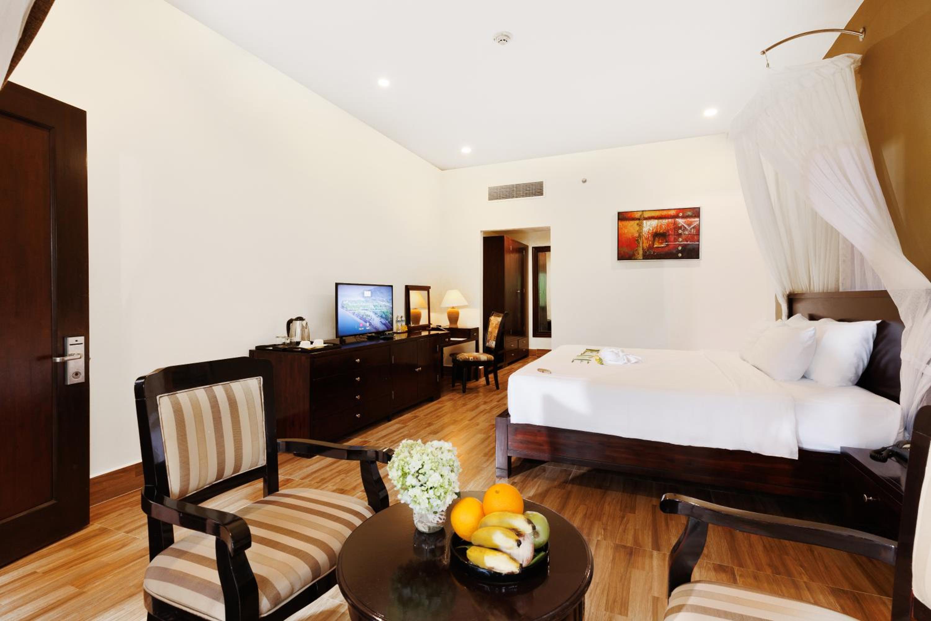 Diamond Bungalow with Garden View - Photo 9