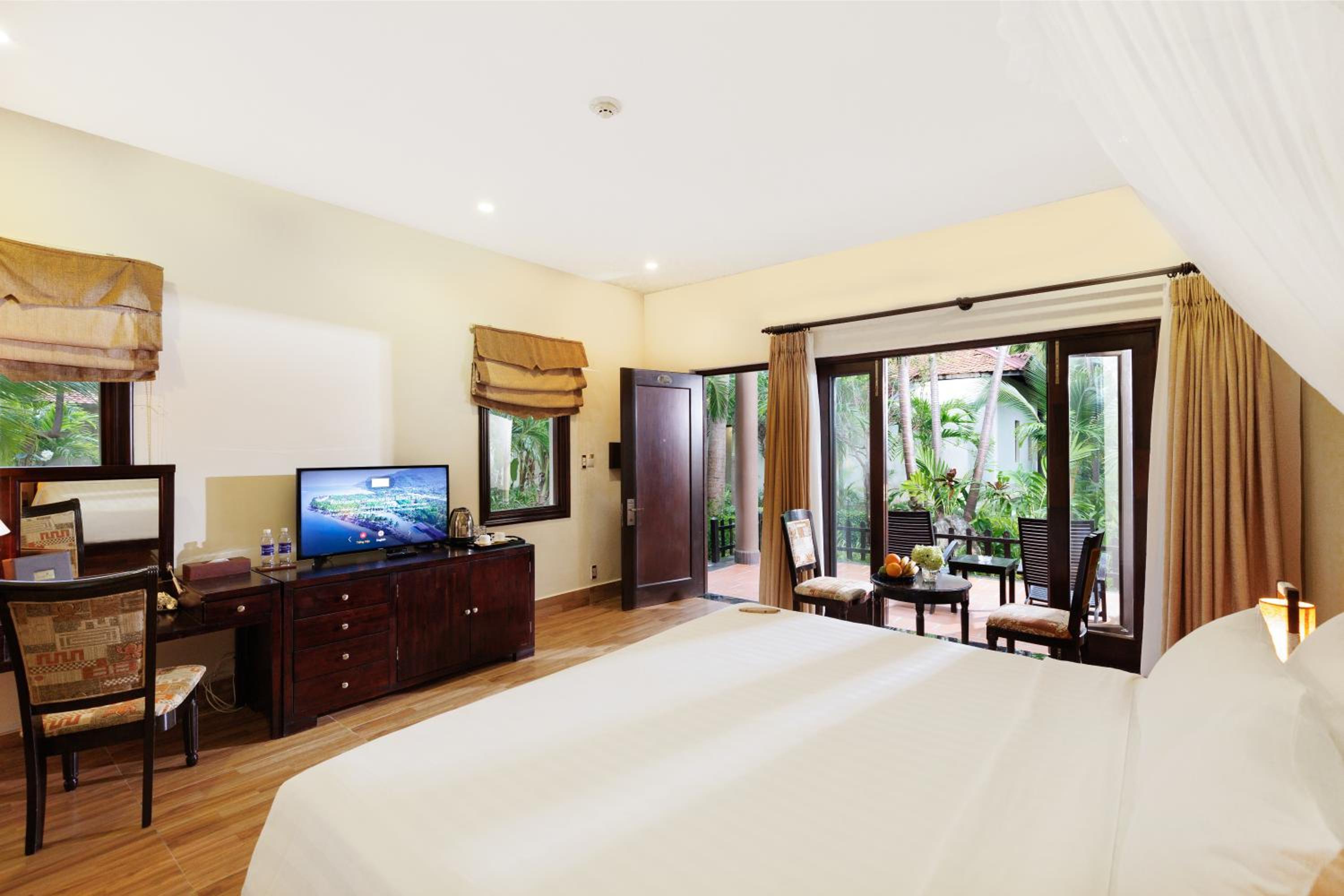 Diamond Bungalow with Garden View - Photo 8