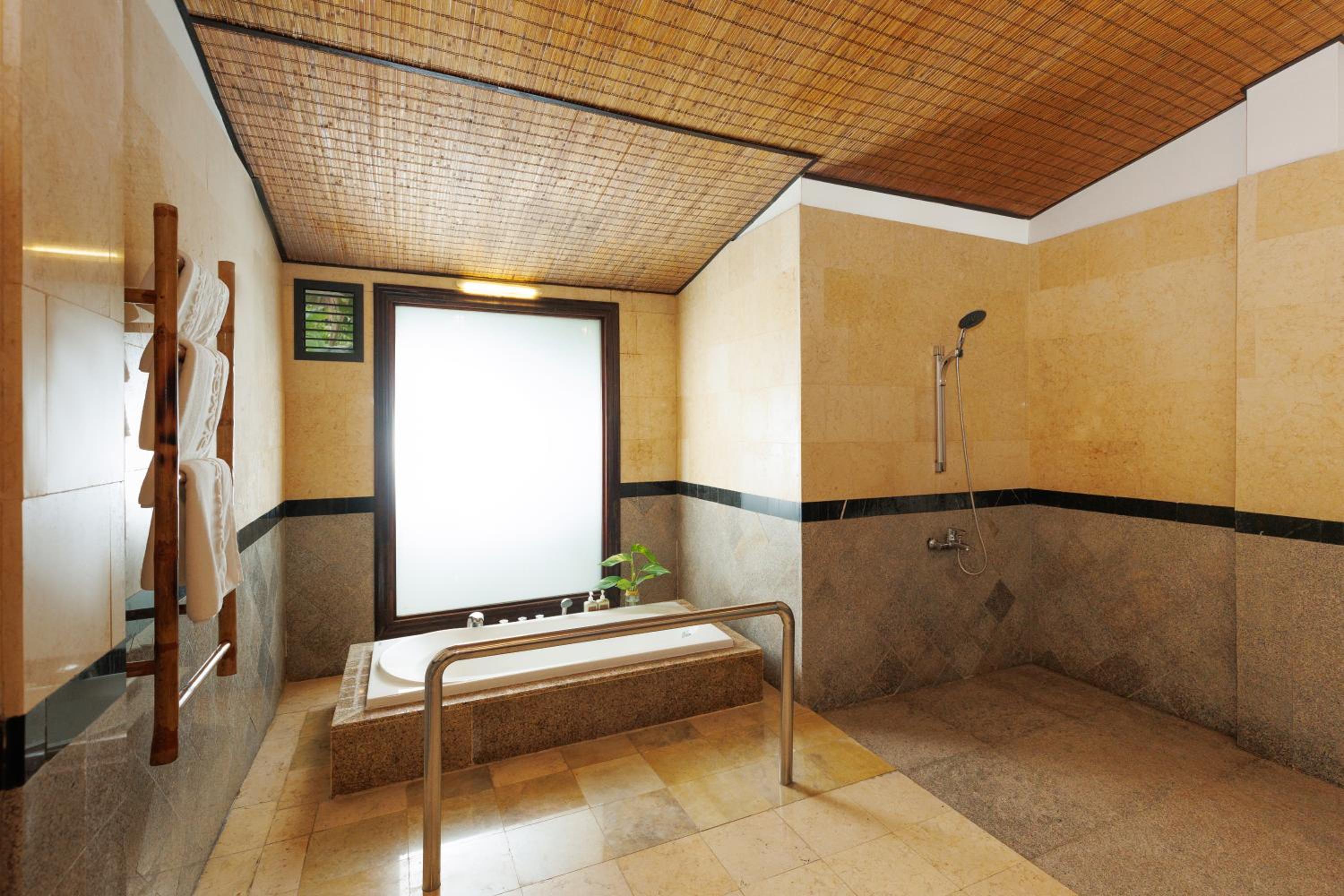 Diamond Bungalow with Garden View - Photo 2