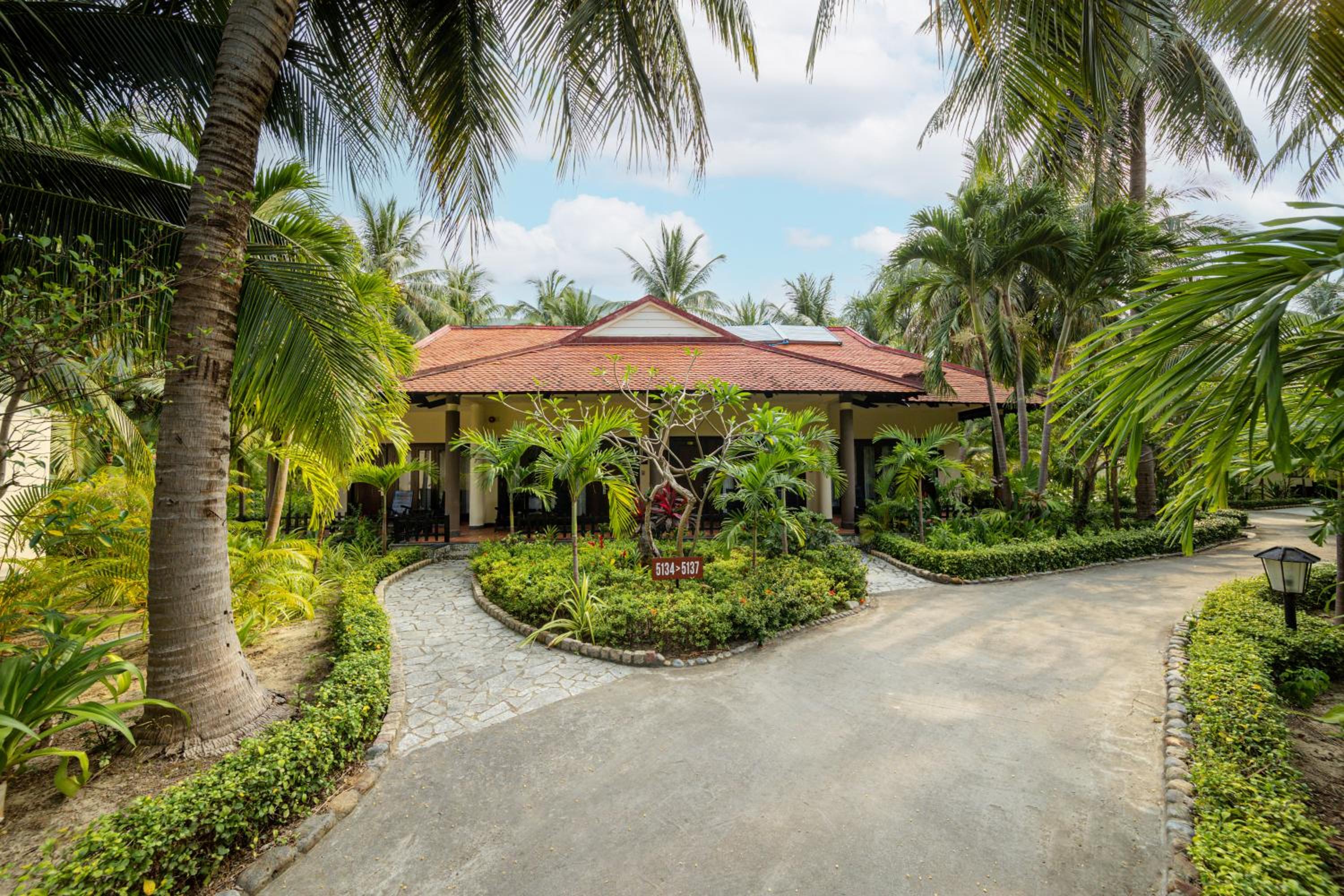 Diamond Bungalow with Garden View - Photo 10