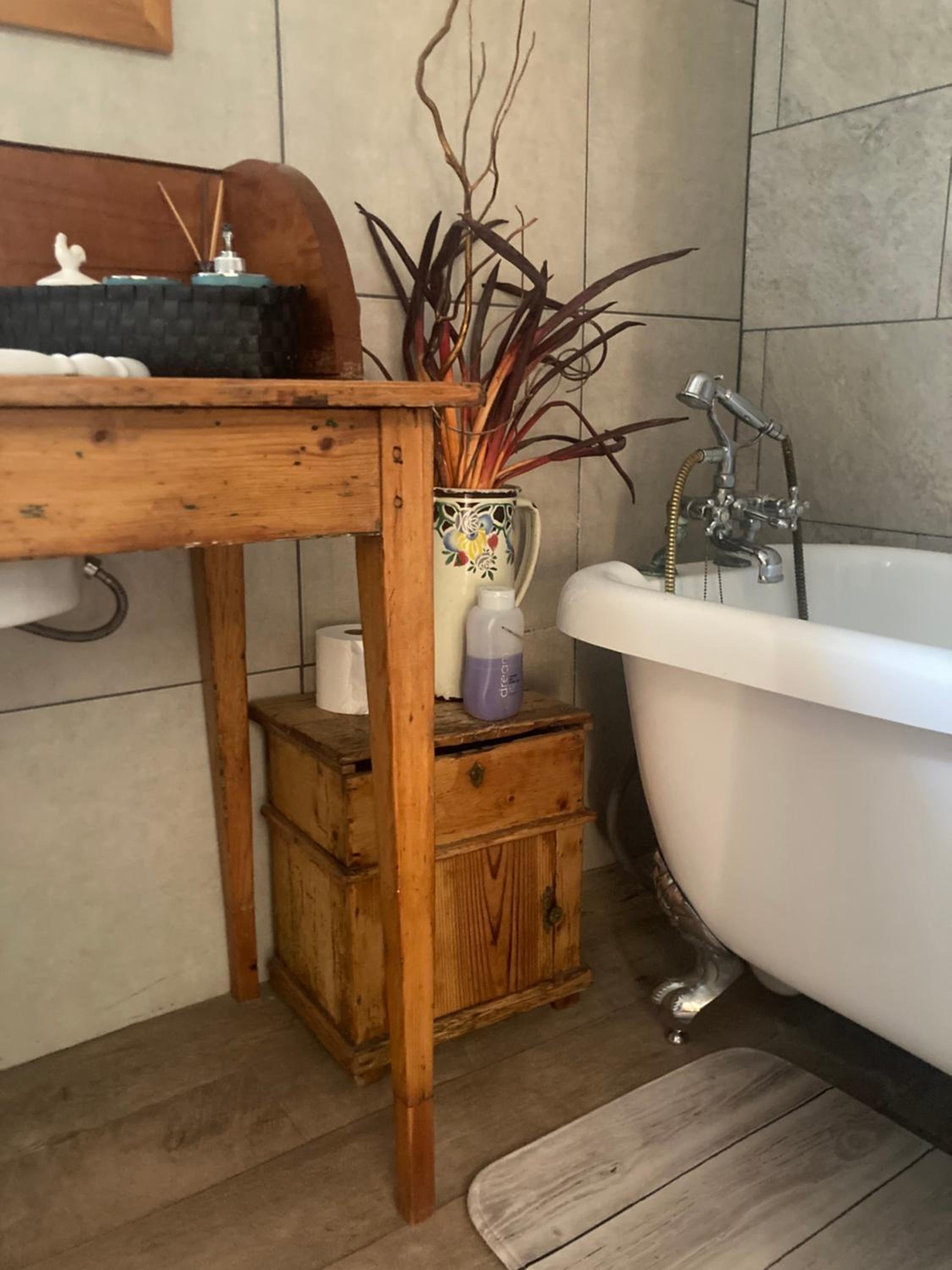 Deluxe Double Room with Bath - Photo 2